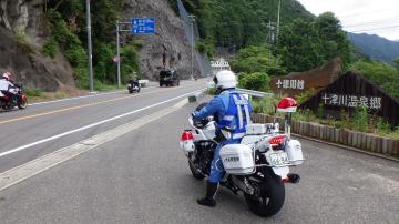 事故抑止のため取締活動する白バイ隊員