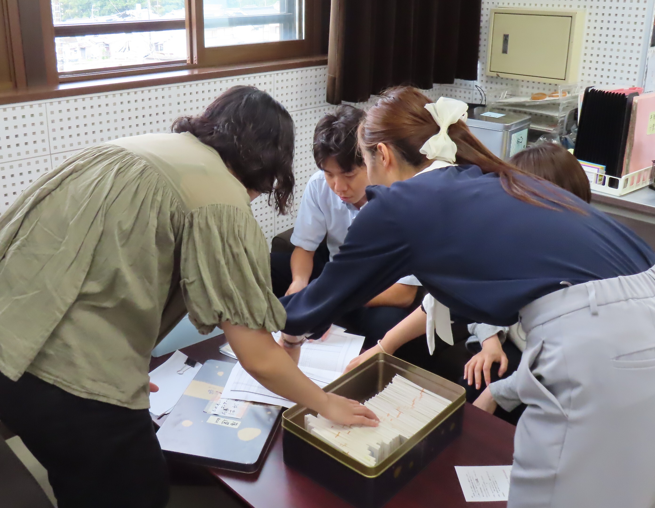 はがきを並べる様子