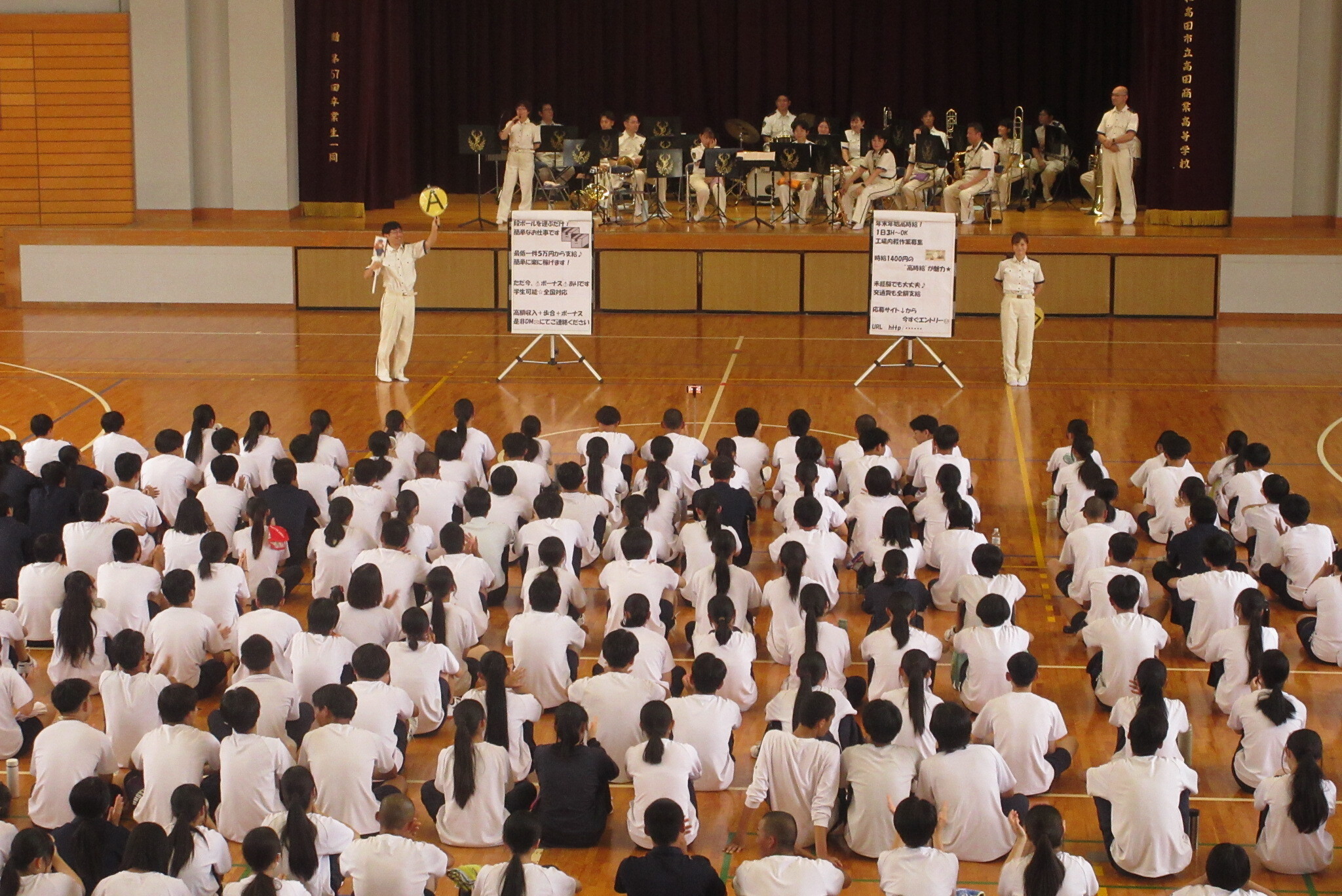 音楽隊員が生徒に対し質問する様子