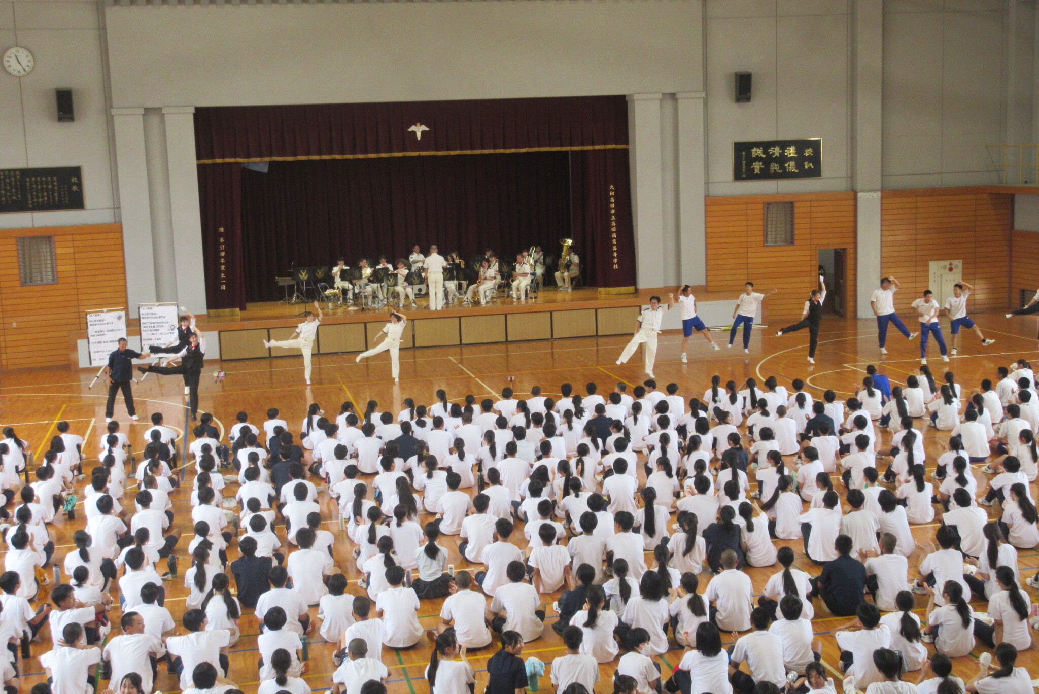 音楽隊員が踊る様子