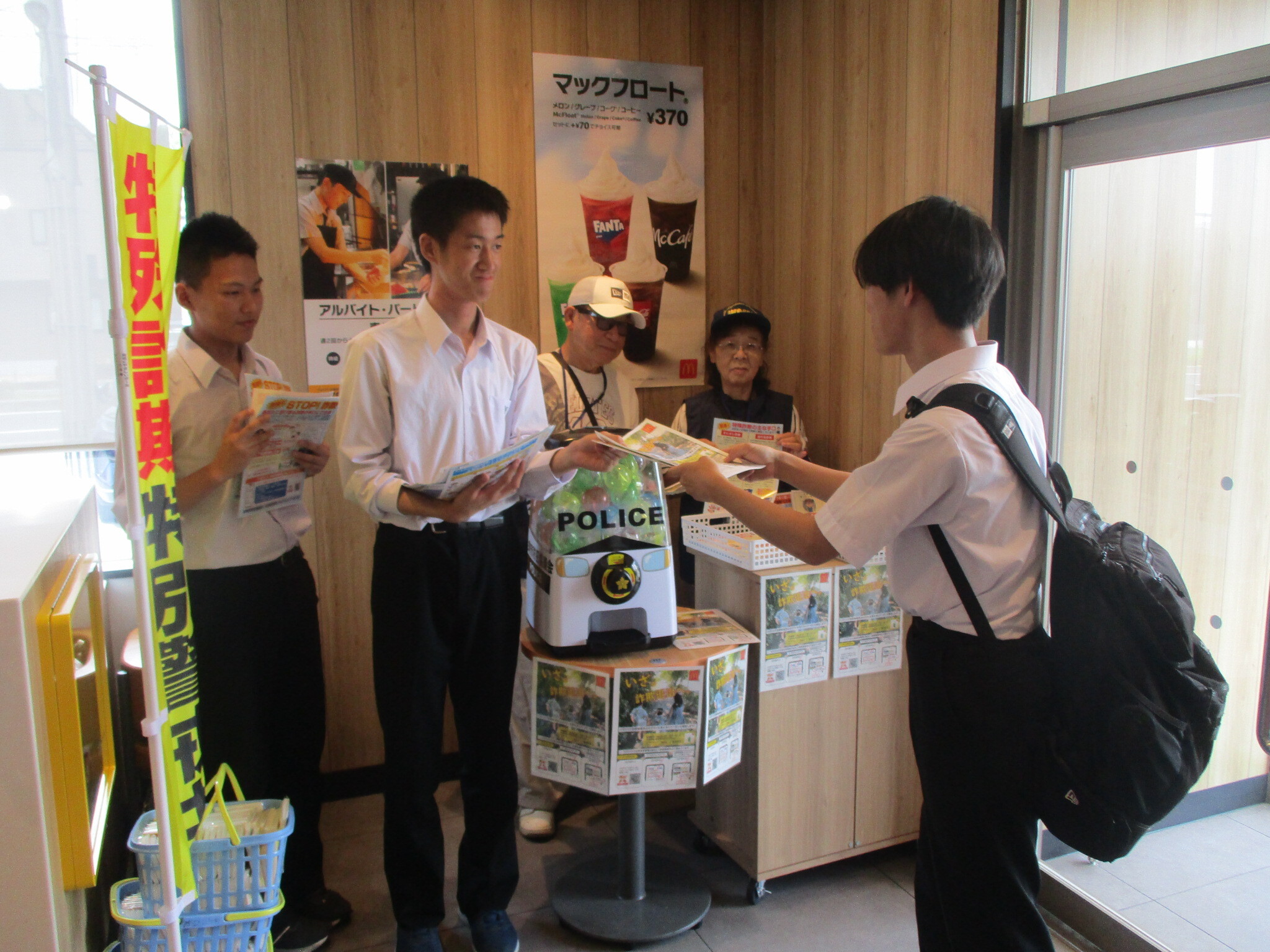 店内で特殊詐欺被害防止チラシの案内をしている様子3