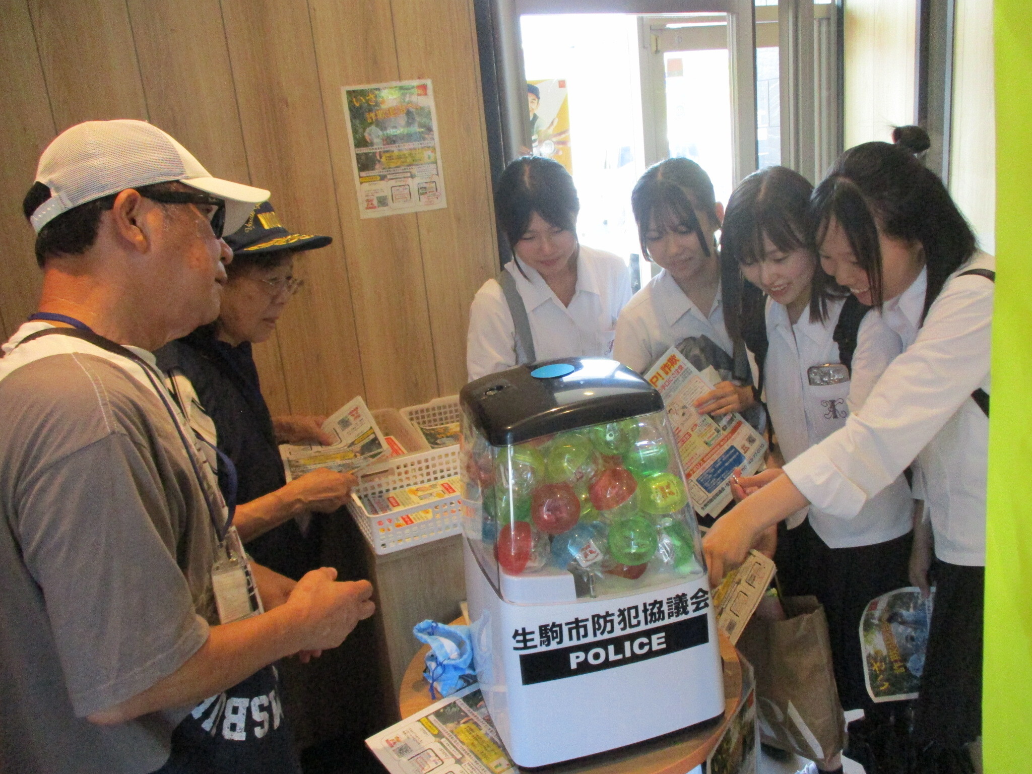 店内で特殊詐欺被害防止チラシの案内をしている様子