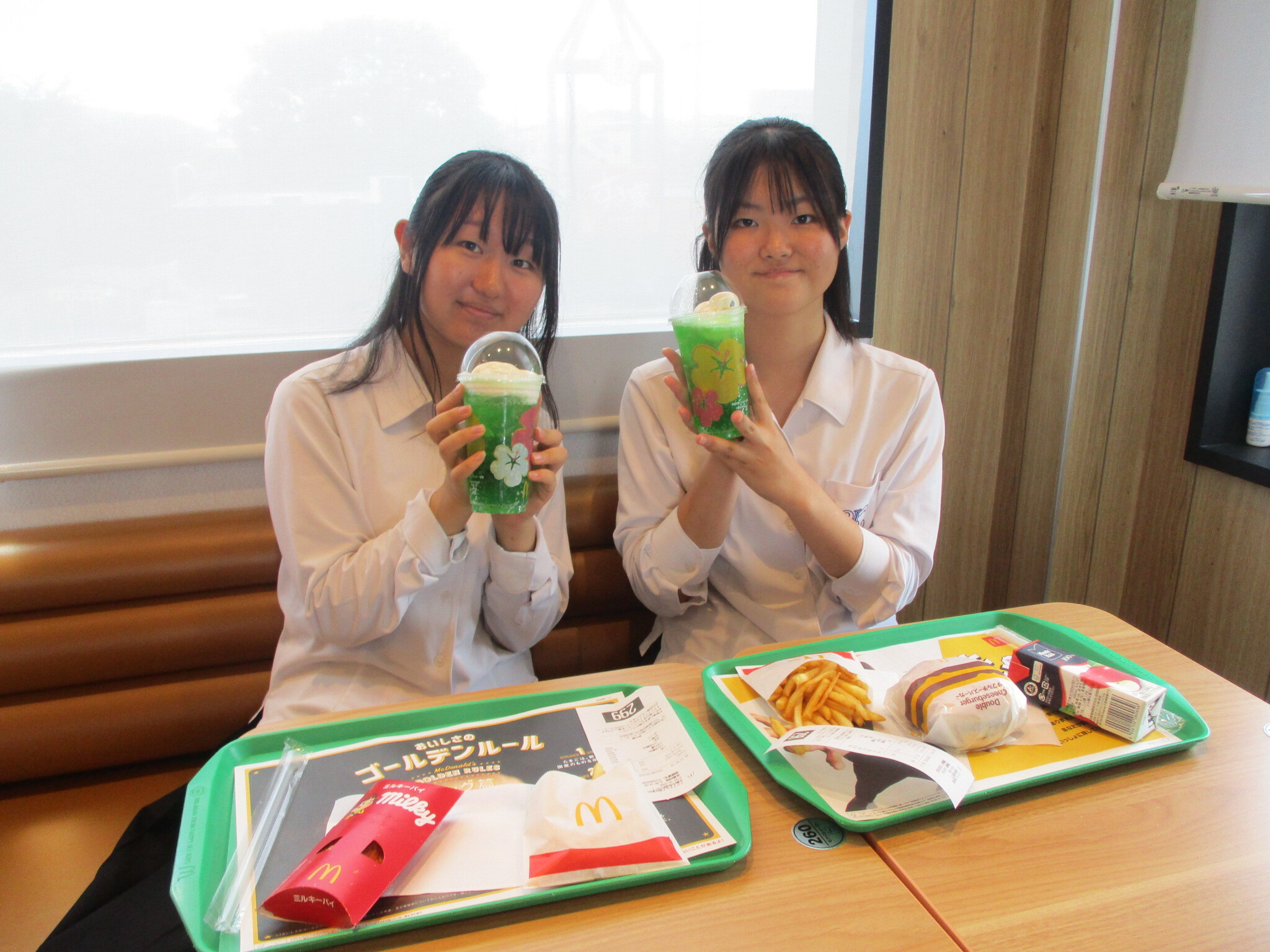 お客さんが座ってマックフロートを持っている様子