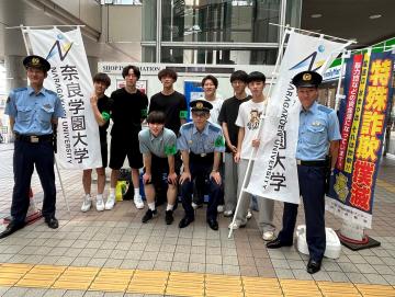警察署員と大学生の集合写真