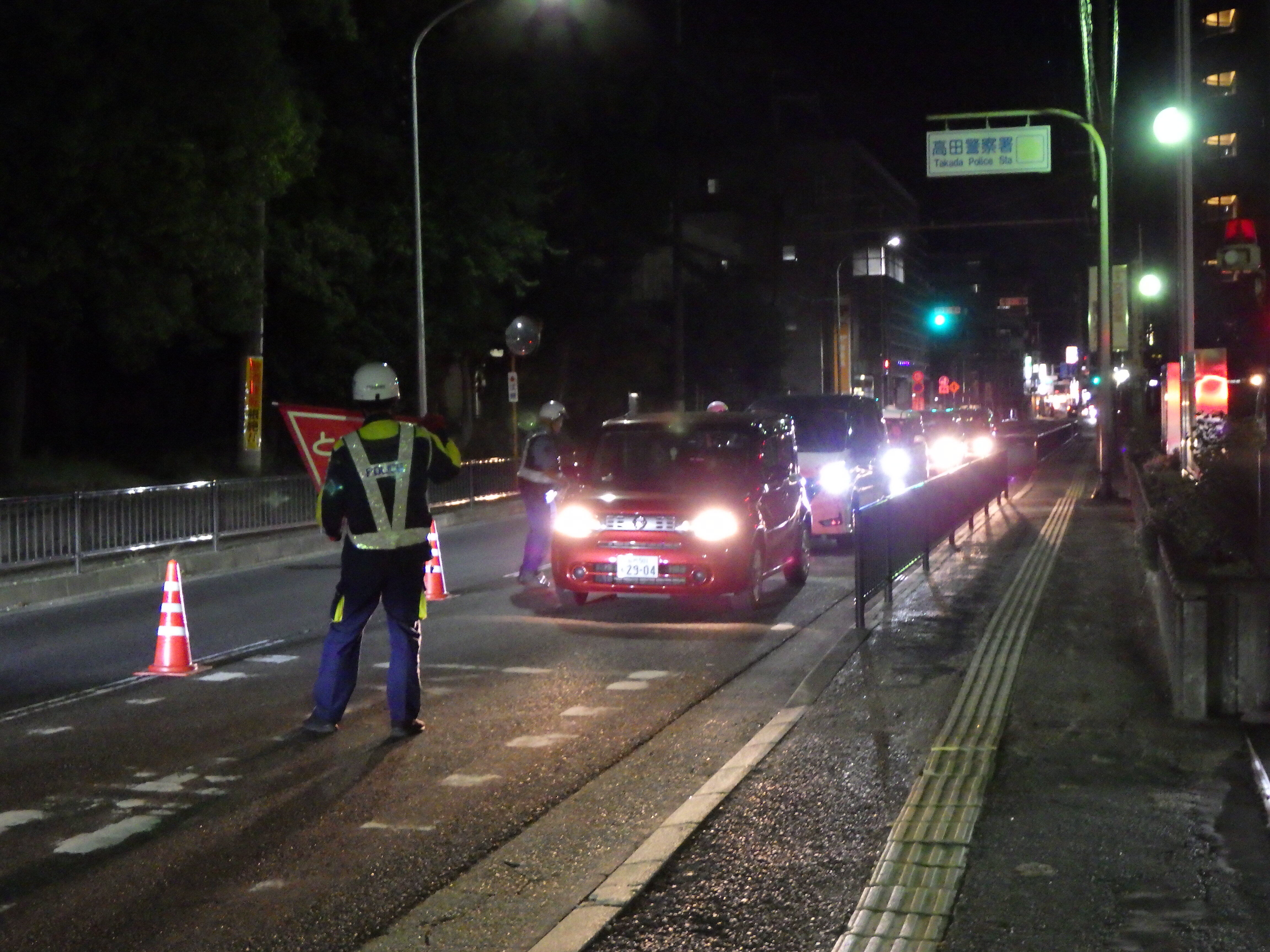 警察官が道路で車を止めて飲酒検問をしている様子1