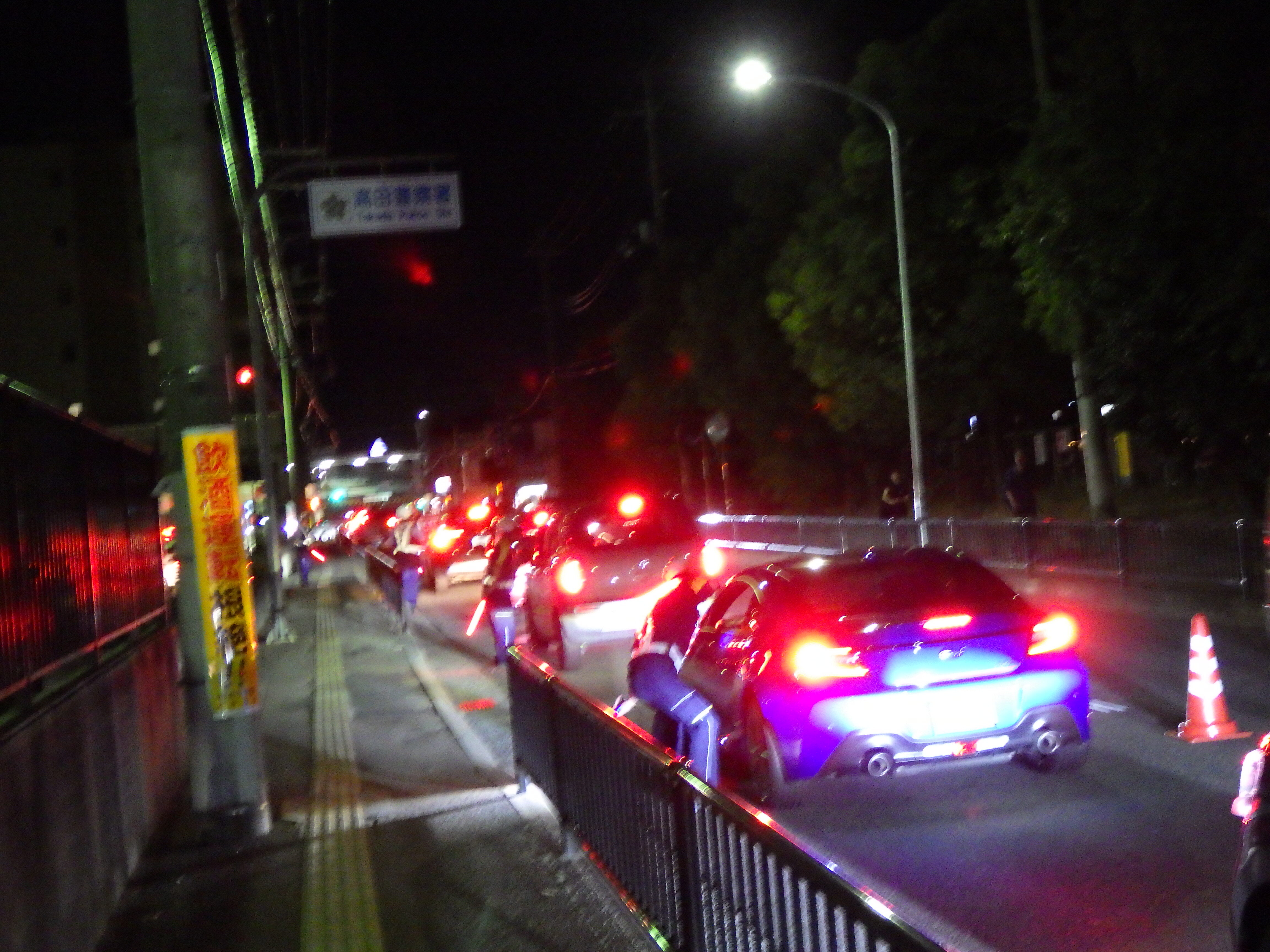 警察官が道路で車を停めて飲酒検問をしている様子2