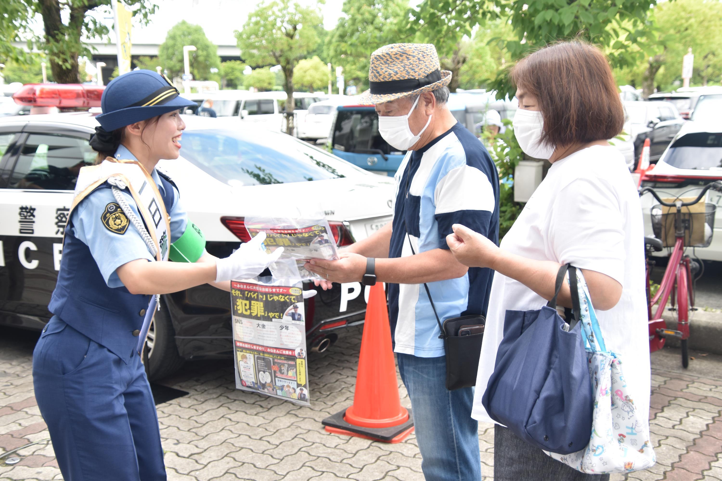 一日警察署長が啓発活動する状況