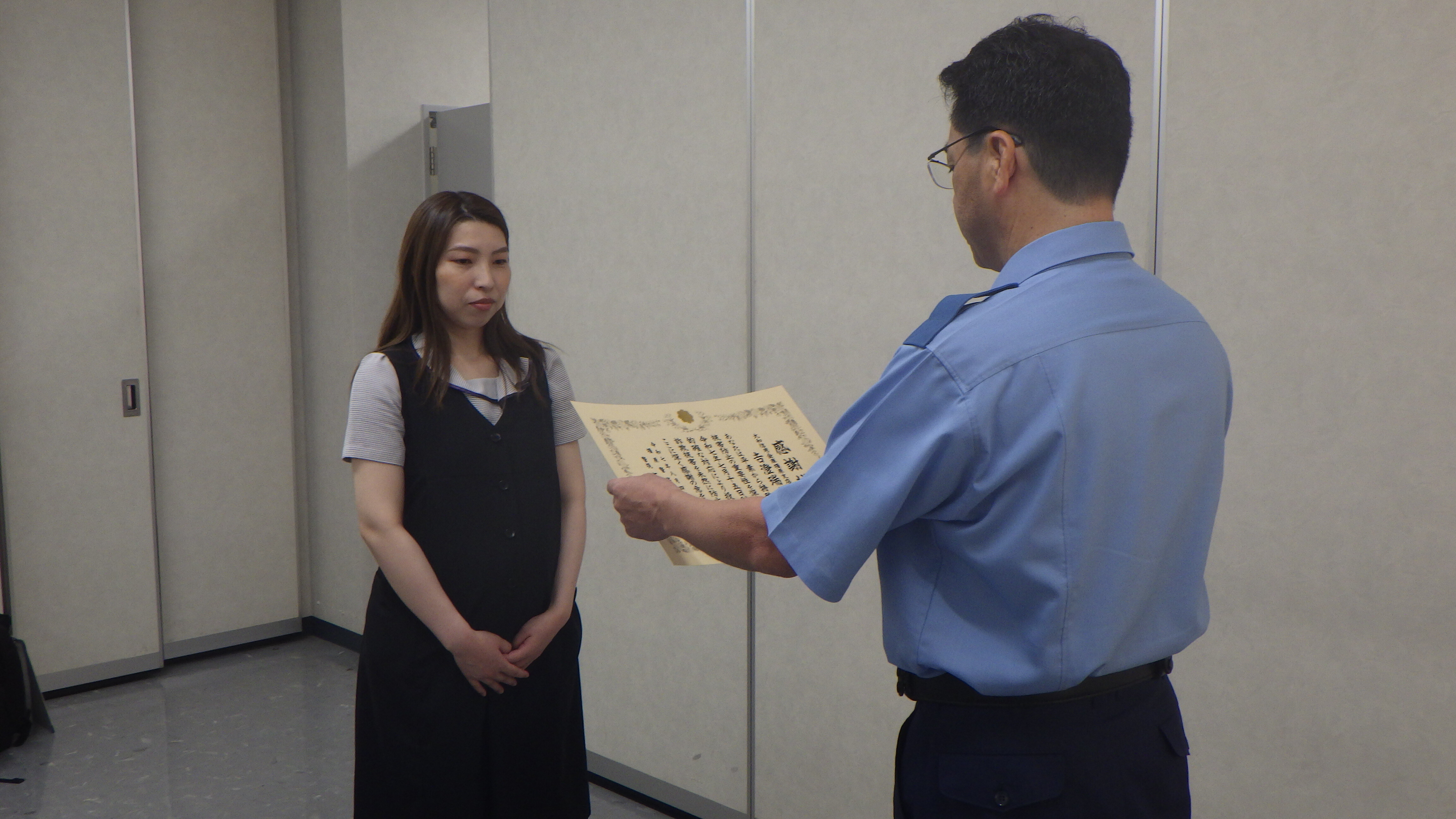 感謝状を読み上げている様子