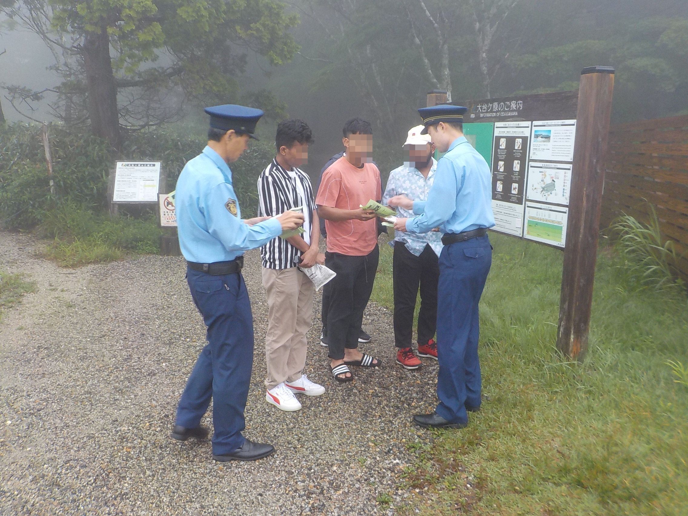 登山客へ警察官が登山届等の山岳遭難防止啓発チラシを配布している様子2