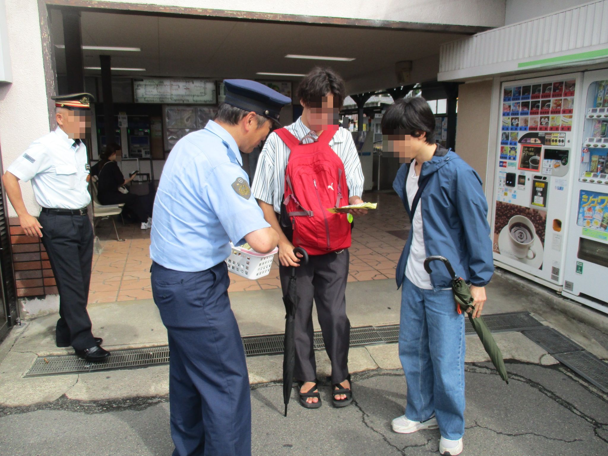 登山客へ警察官が登山届等の山岳遭難防止啓発チラシを配布している様子4