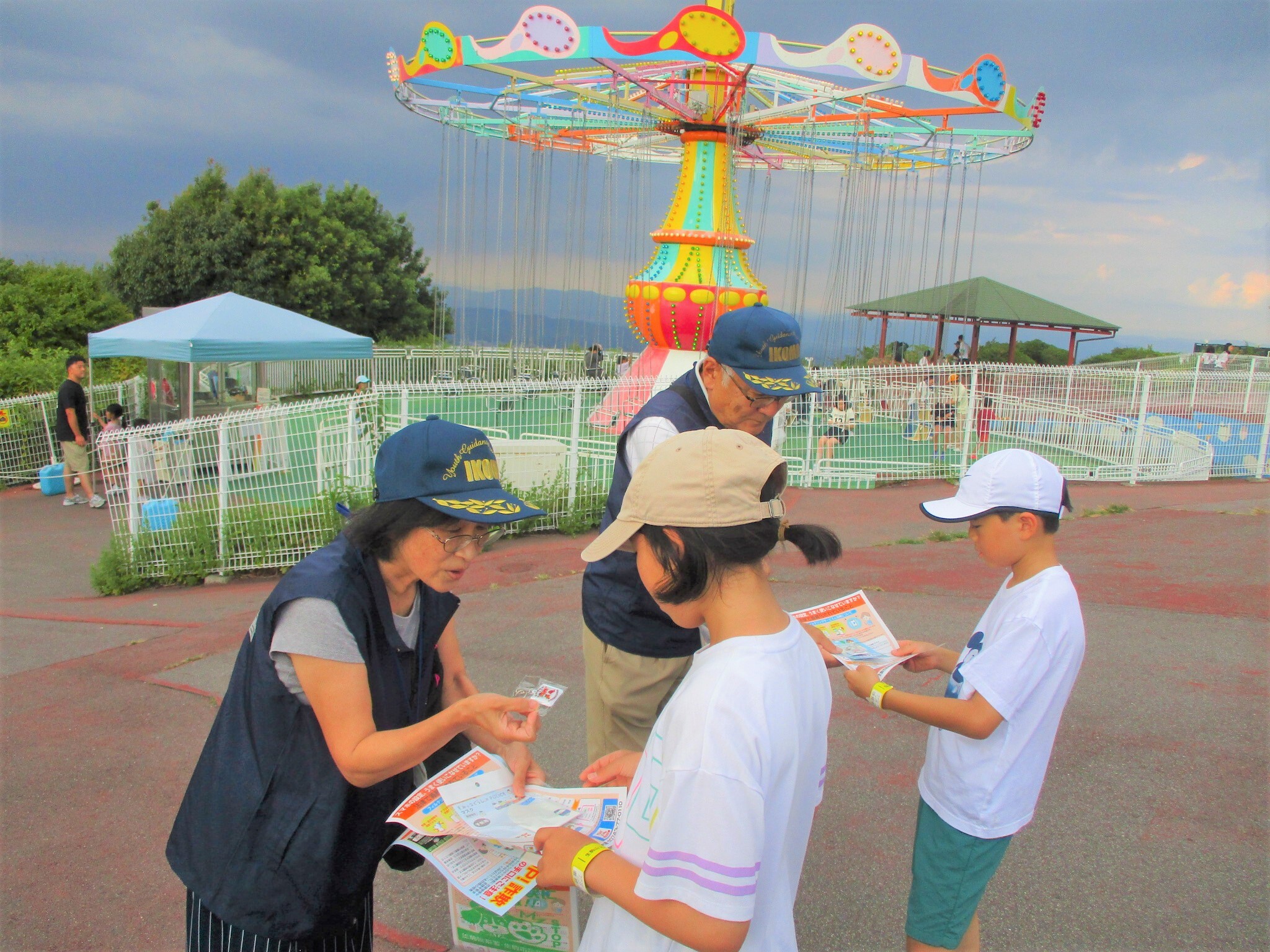 遊園地内で非行被害防止啓発案内をしている様子2