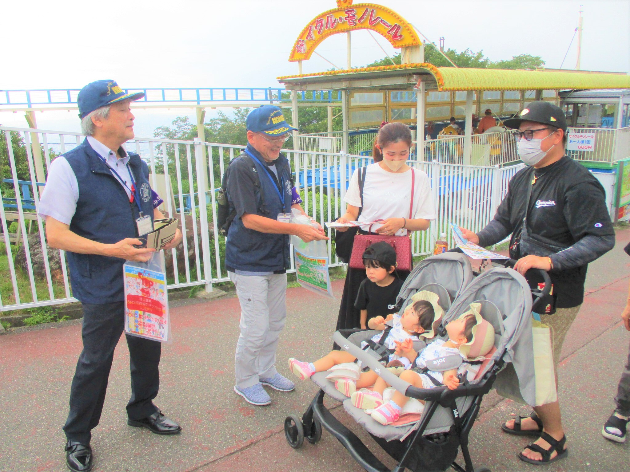 遊園地内で非行被害防止啓発案内をしている様子4