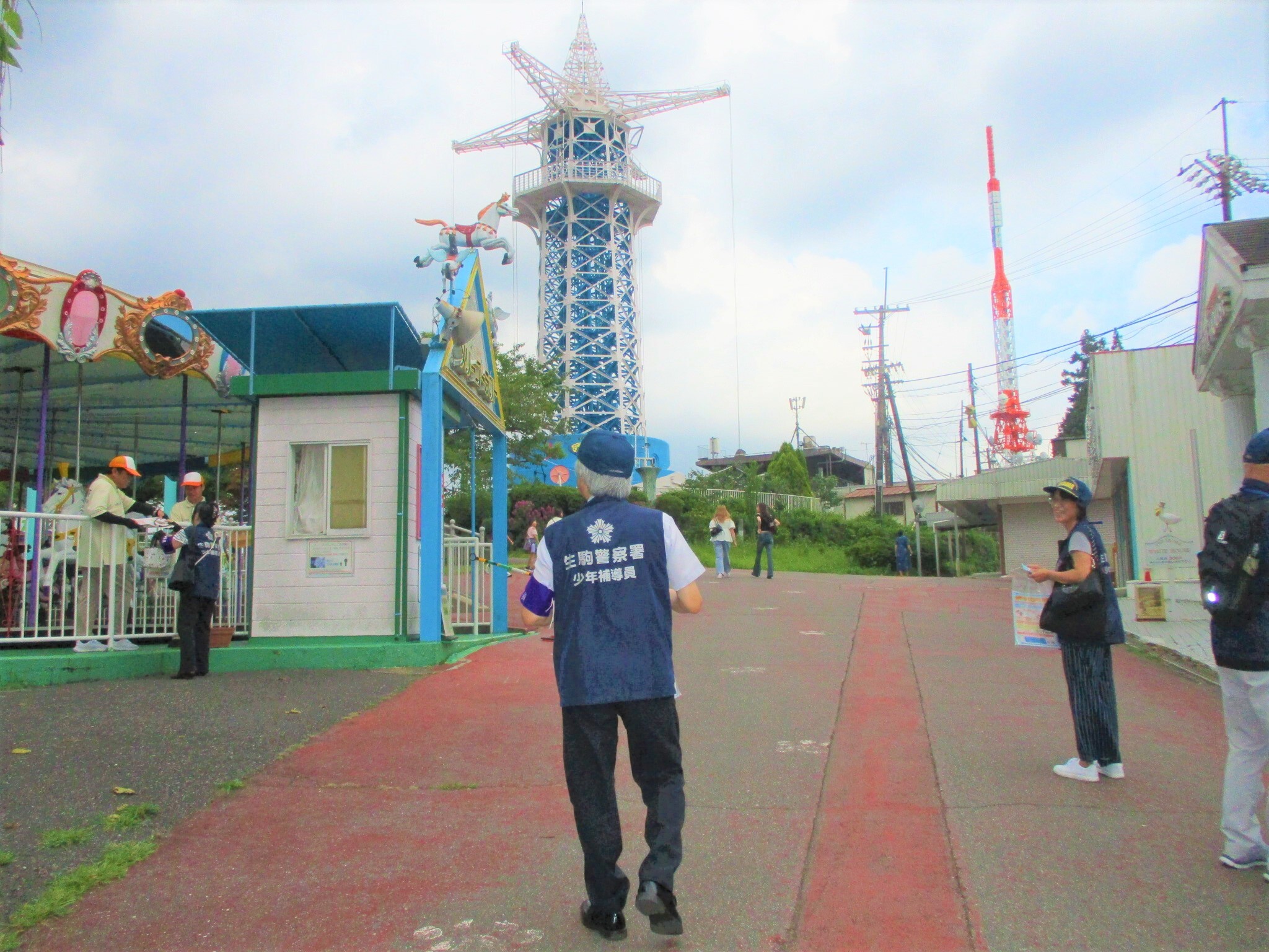 遊園地内で非行被害防止啓発案内をしている様子5
