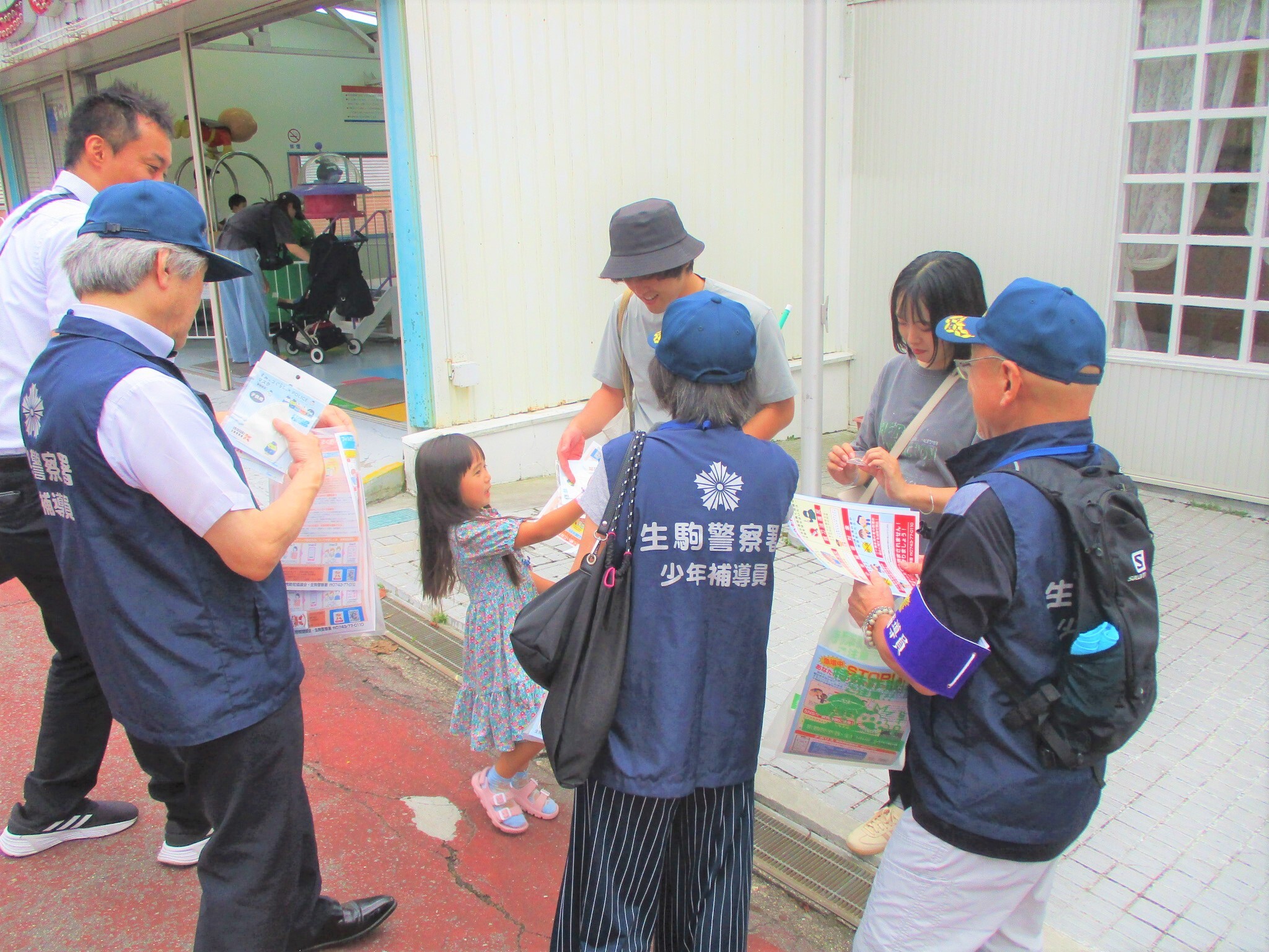 遊園地内で非行被害防止啓発案内をしている様子6