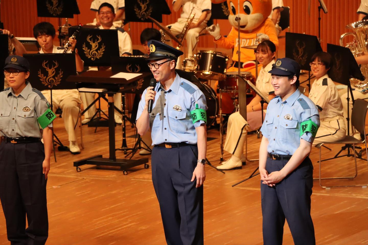 ステージ上の警察官