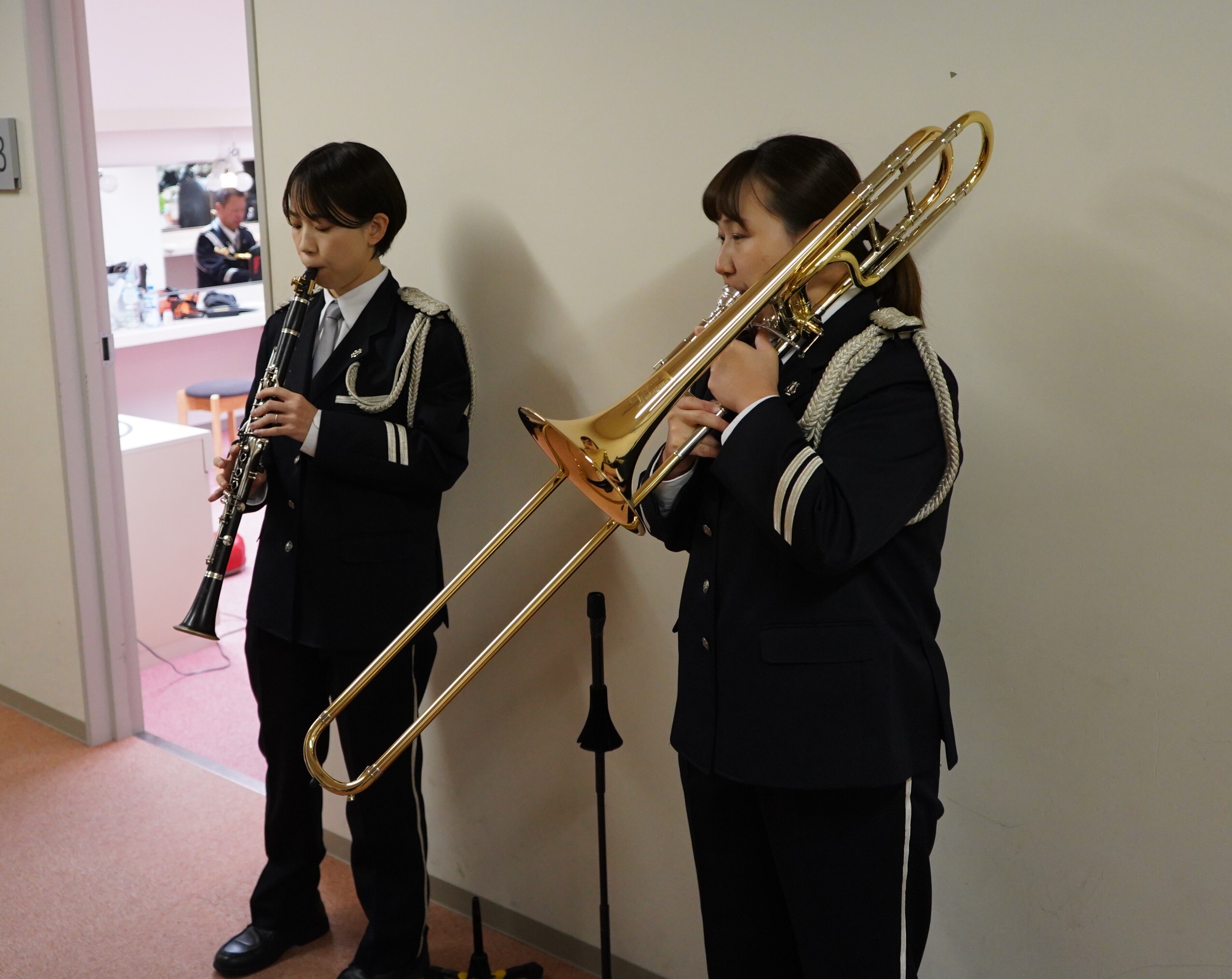 楽屋前で練習する様子