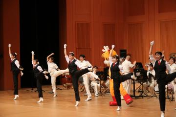 踊るナポくんと音楽隊