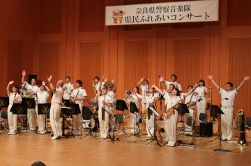 手を振る音楽隊員