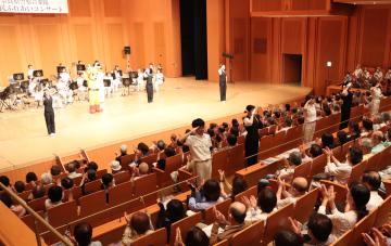 会場でも踊る様子