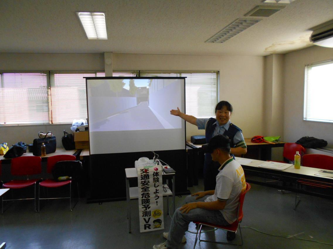 交通安全について説明する様子
