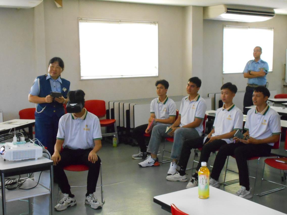 VRゴーグルを使用して危険予測体験をする様子