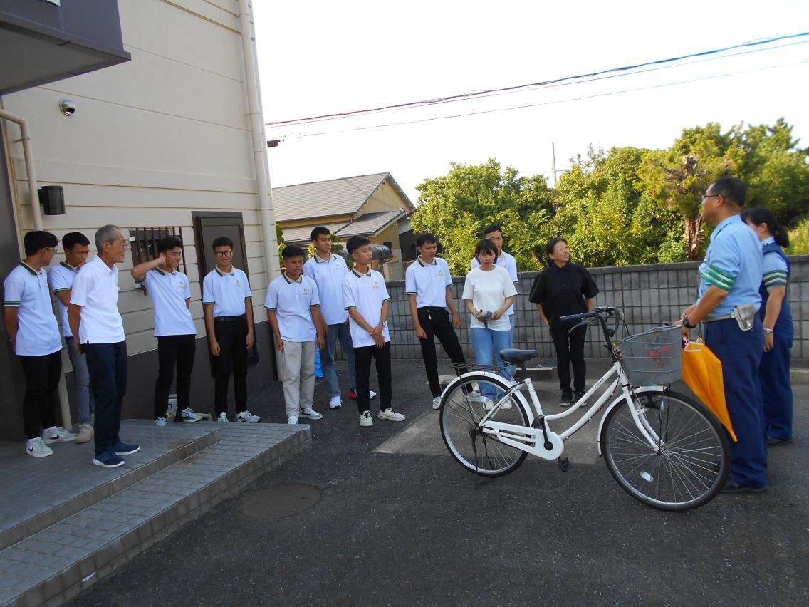 自転車の乗り方について説明を受ける様子
