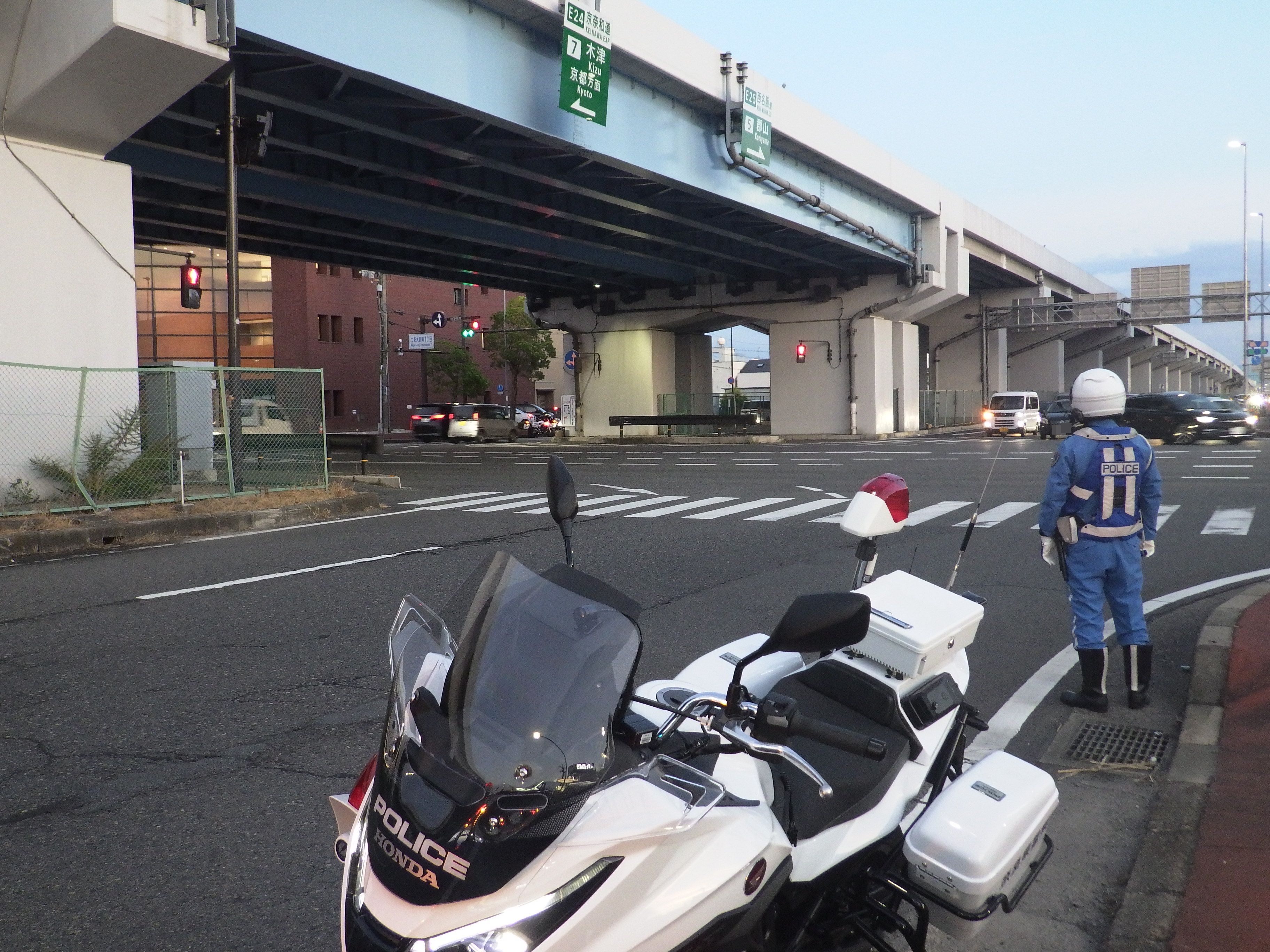 白バイ隊員が警戒する様子
