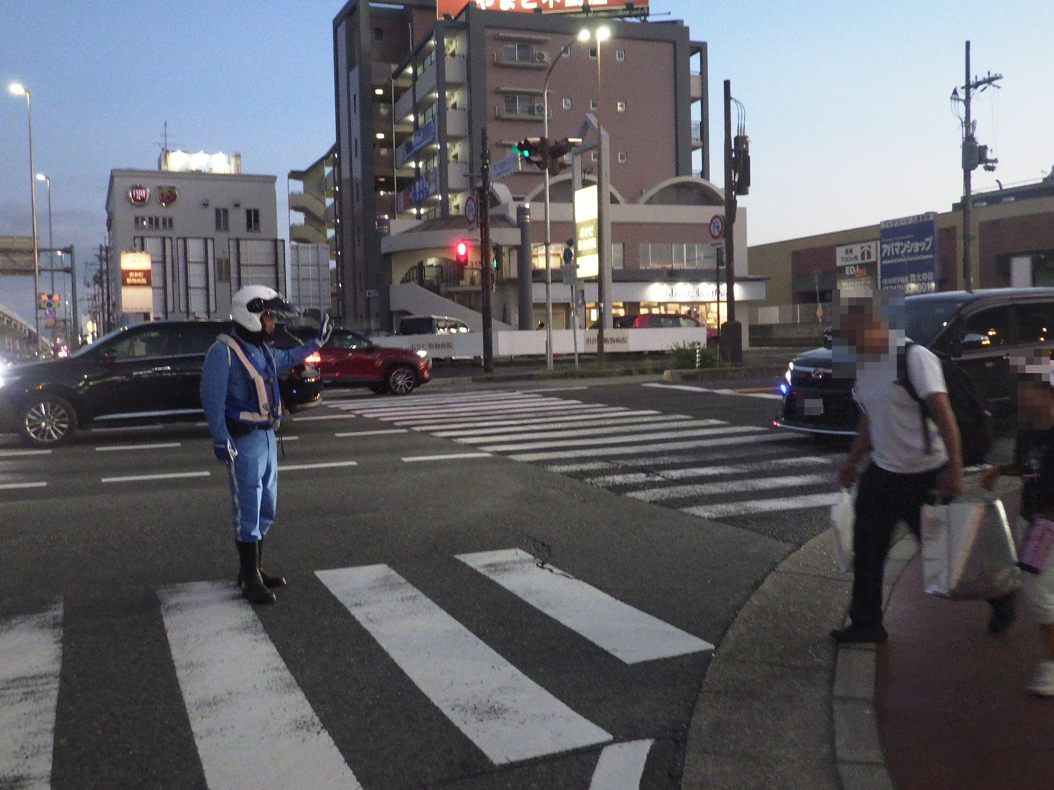 歩行者と自動車の事故が発生しないよう警戒する様子