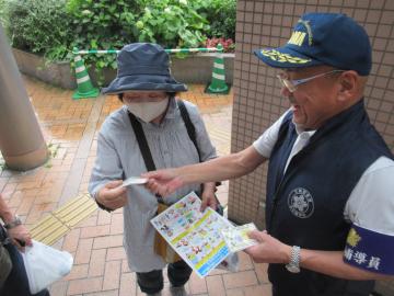 啓発物品を配る様子