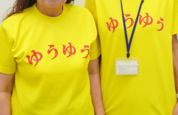 インタビューに答える様子