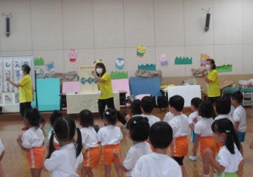 園児と踊る様子