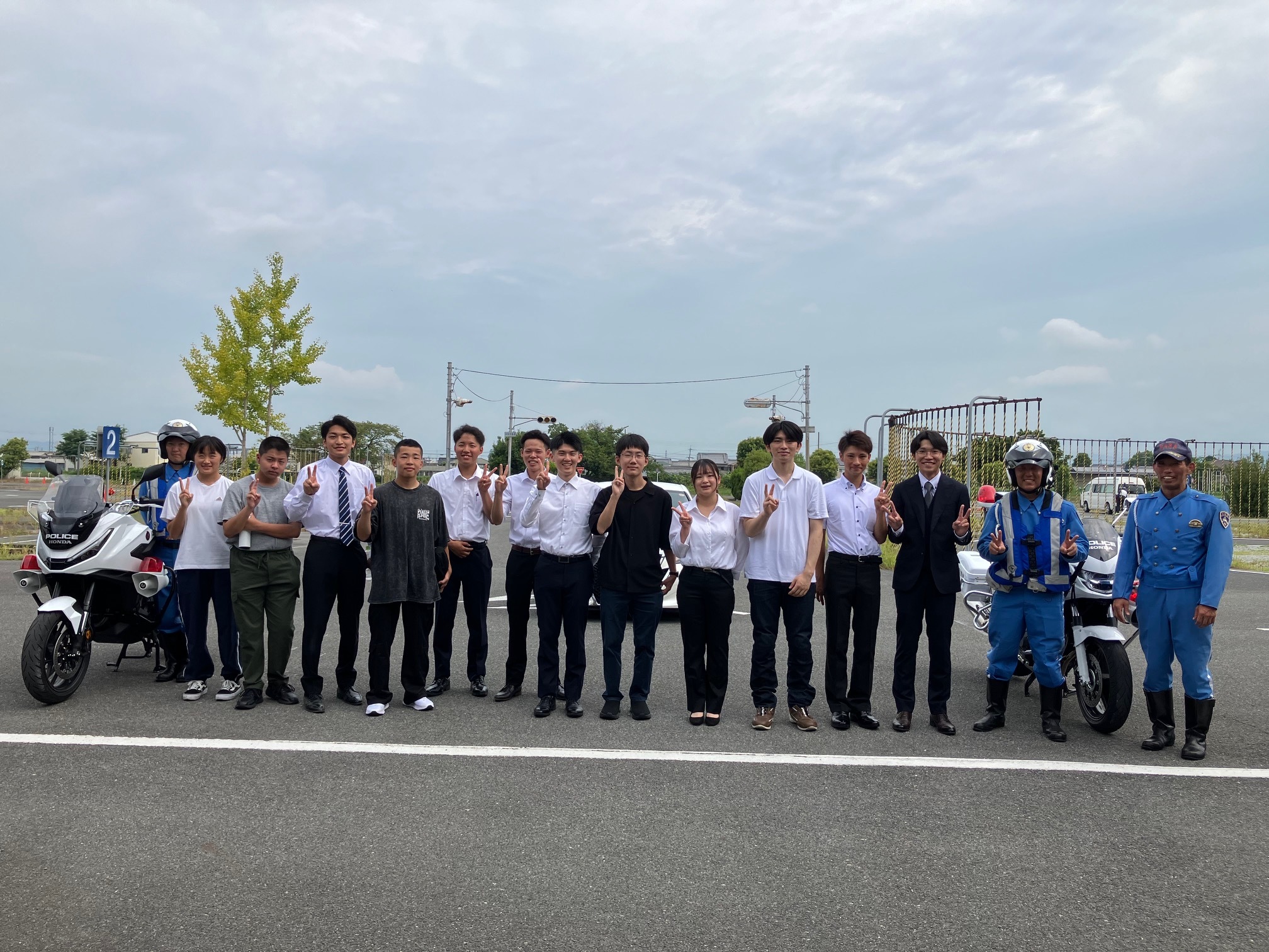 白バイ隊員、参加者の集合写真
