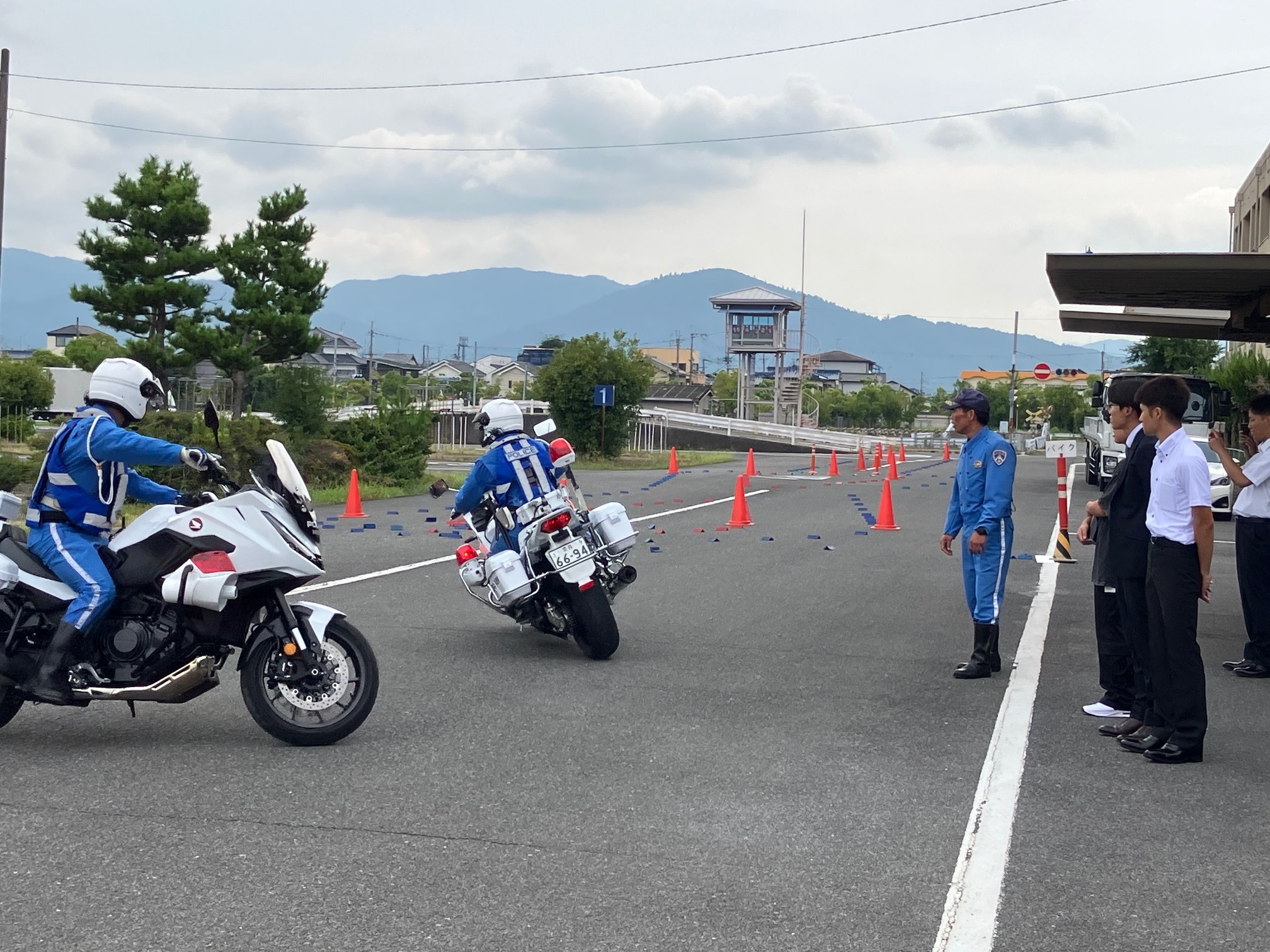 白バイ隊が走行を披露している様子