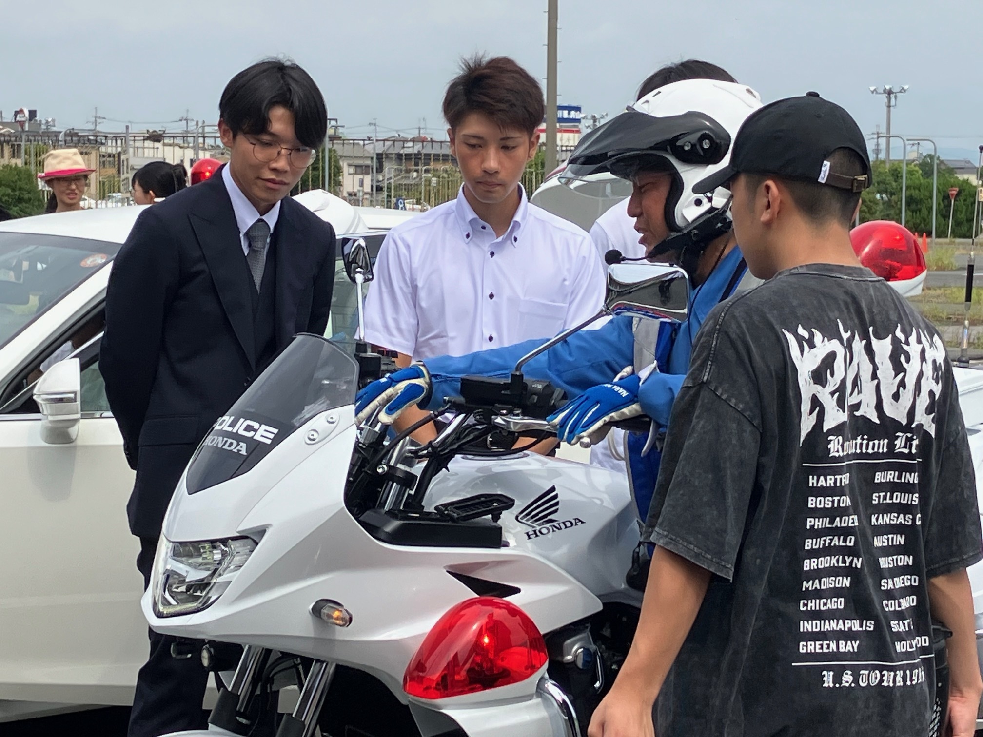 白バイ隊員がバイクの説明をしている様子