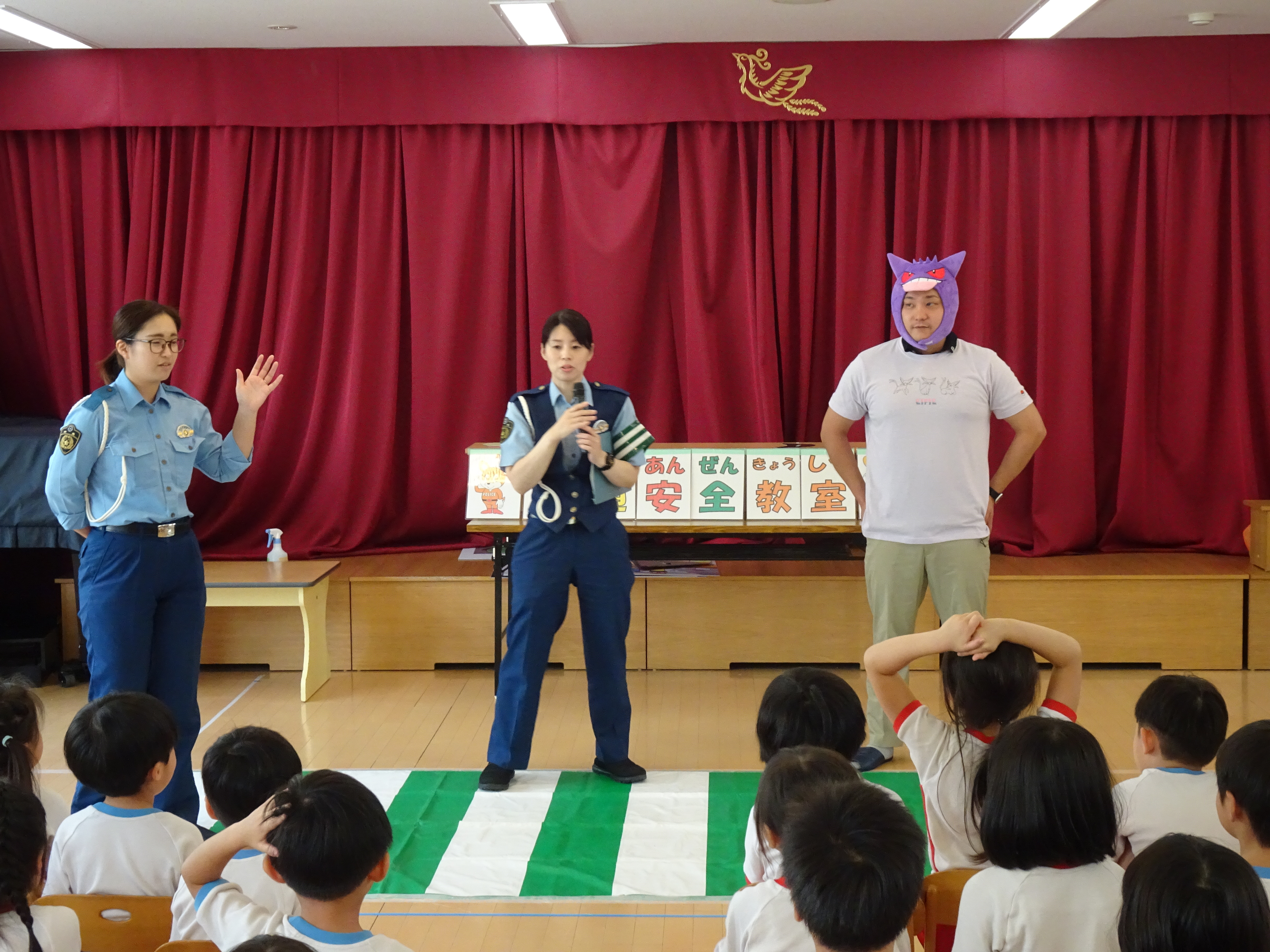 交通安全について園児に説明する警察官を撮影