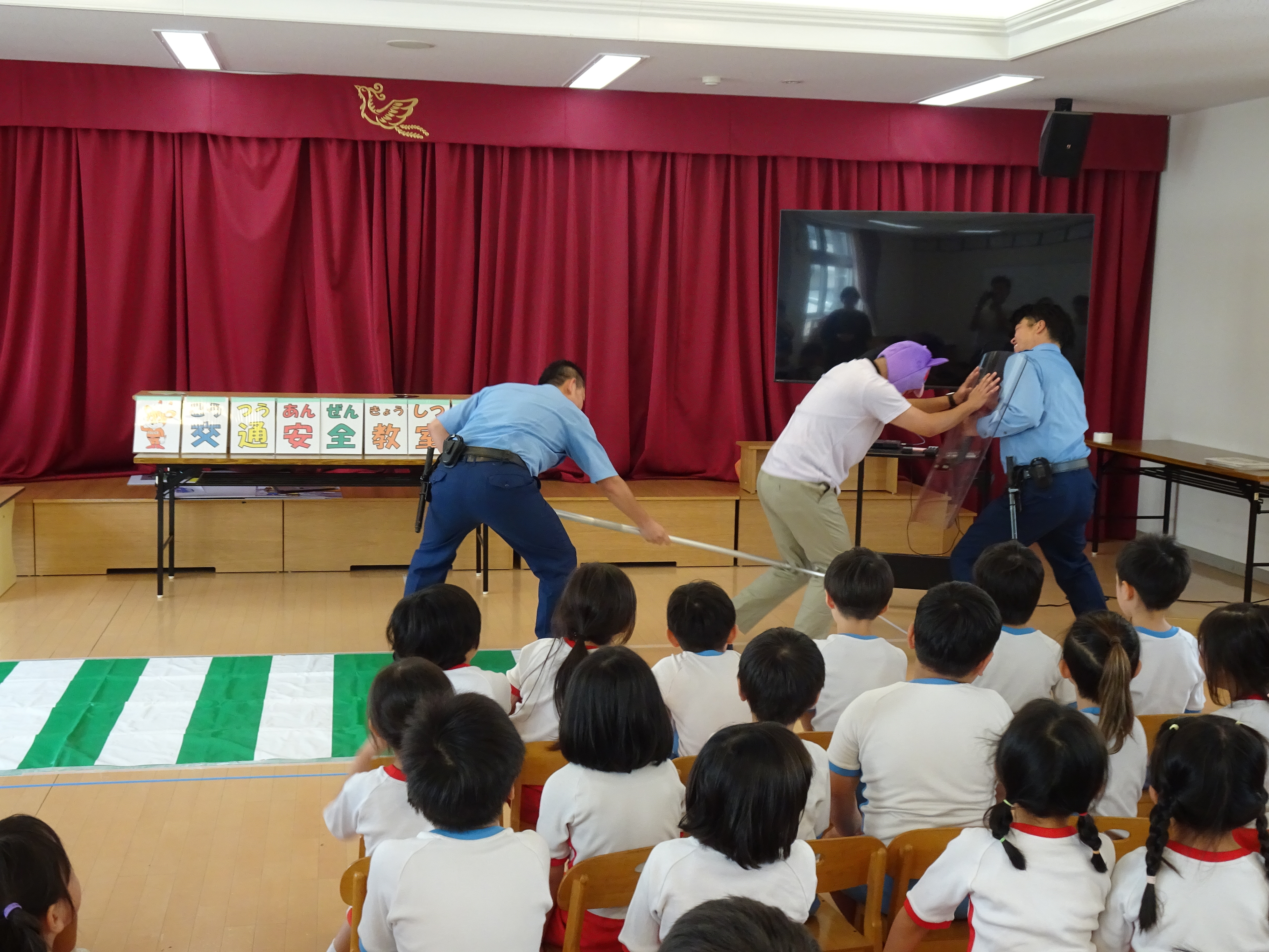 不審者対応訓練をする様子