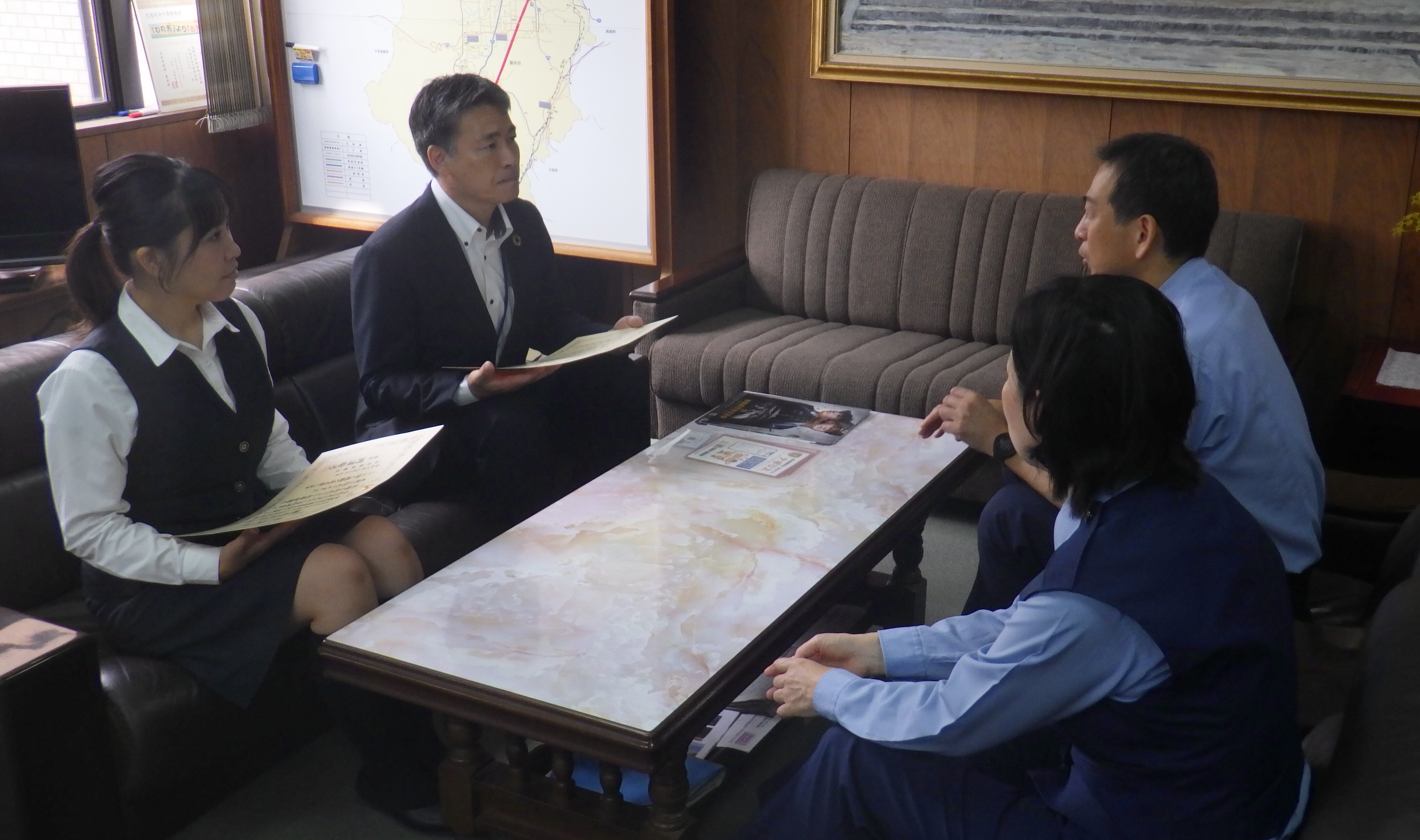 感謝状贈呈後、部屋で話をしている様子