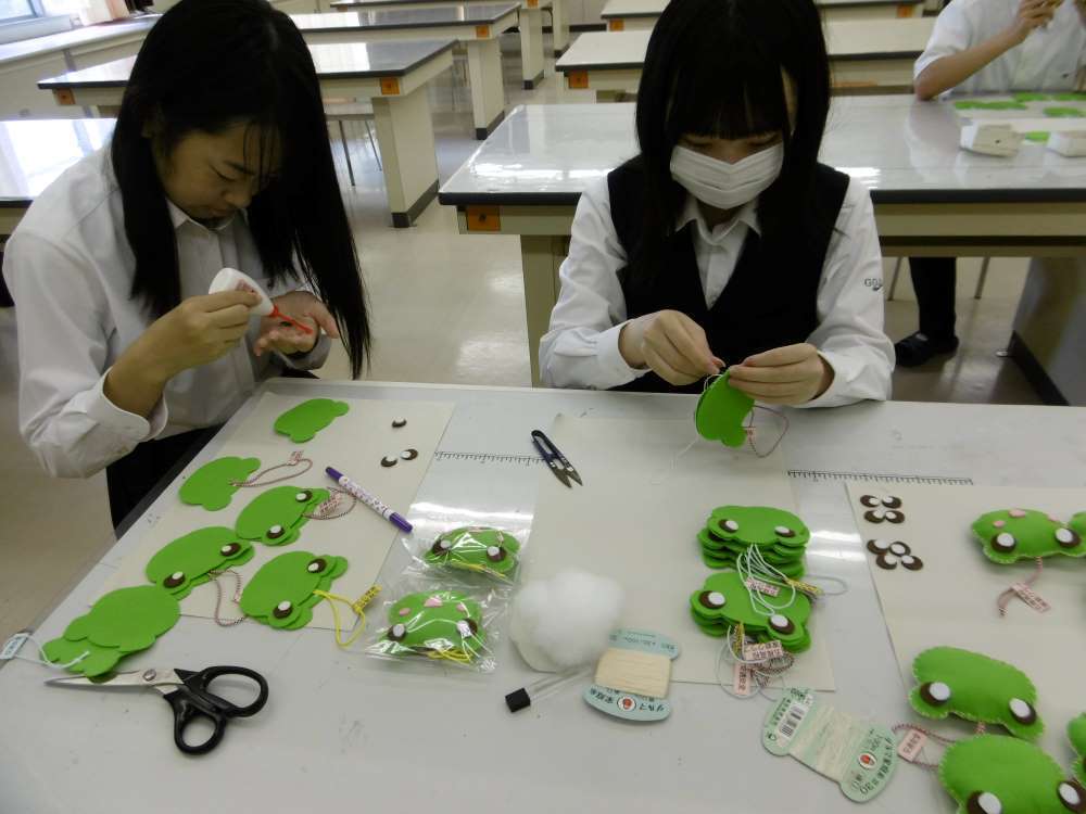 無事カエルマスコットを縫う様子