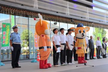 整列する五條高校の生徒