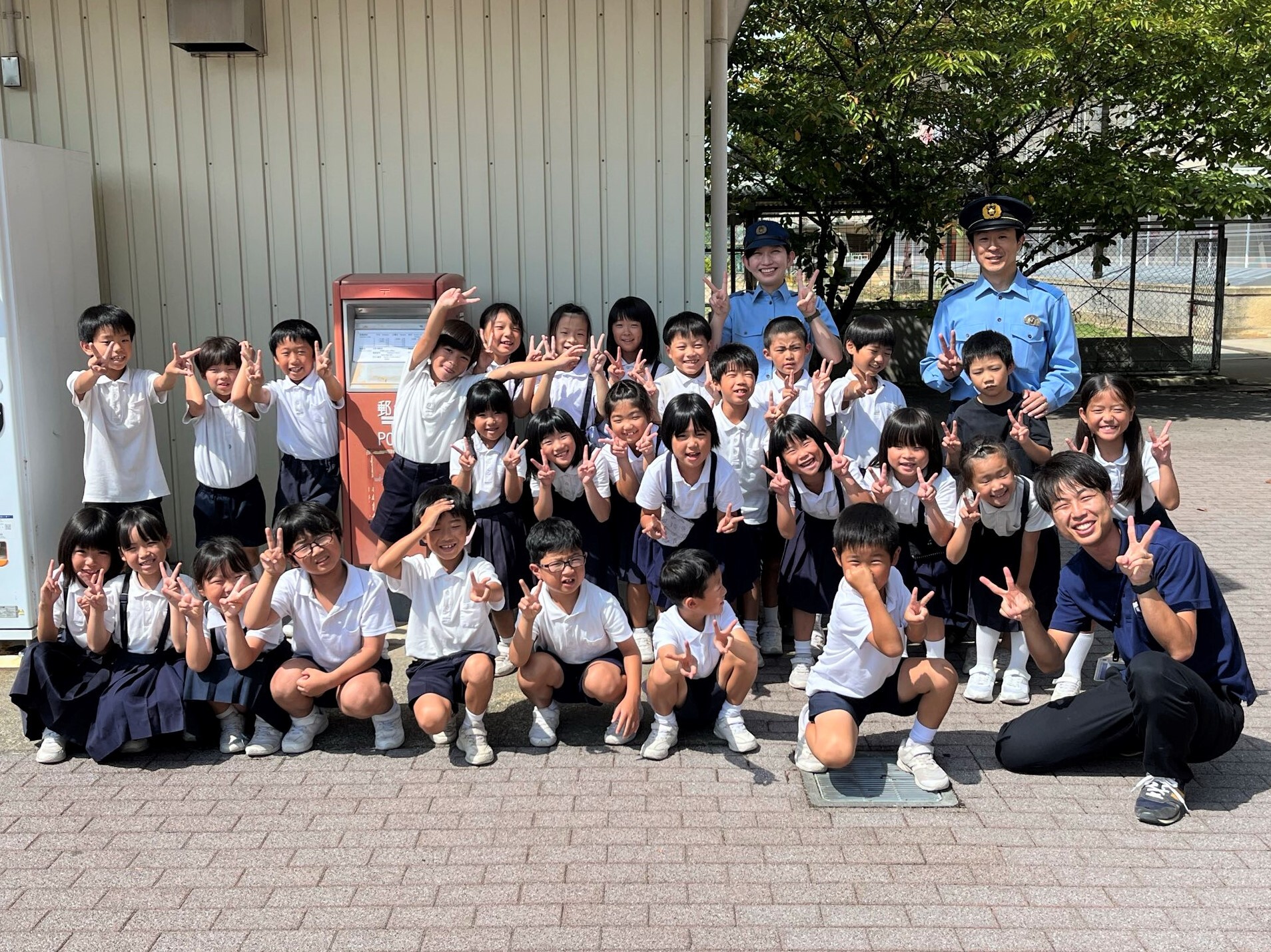 天理小学校児童との集合写真