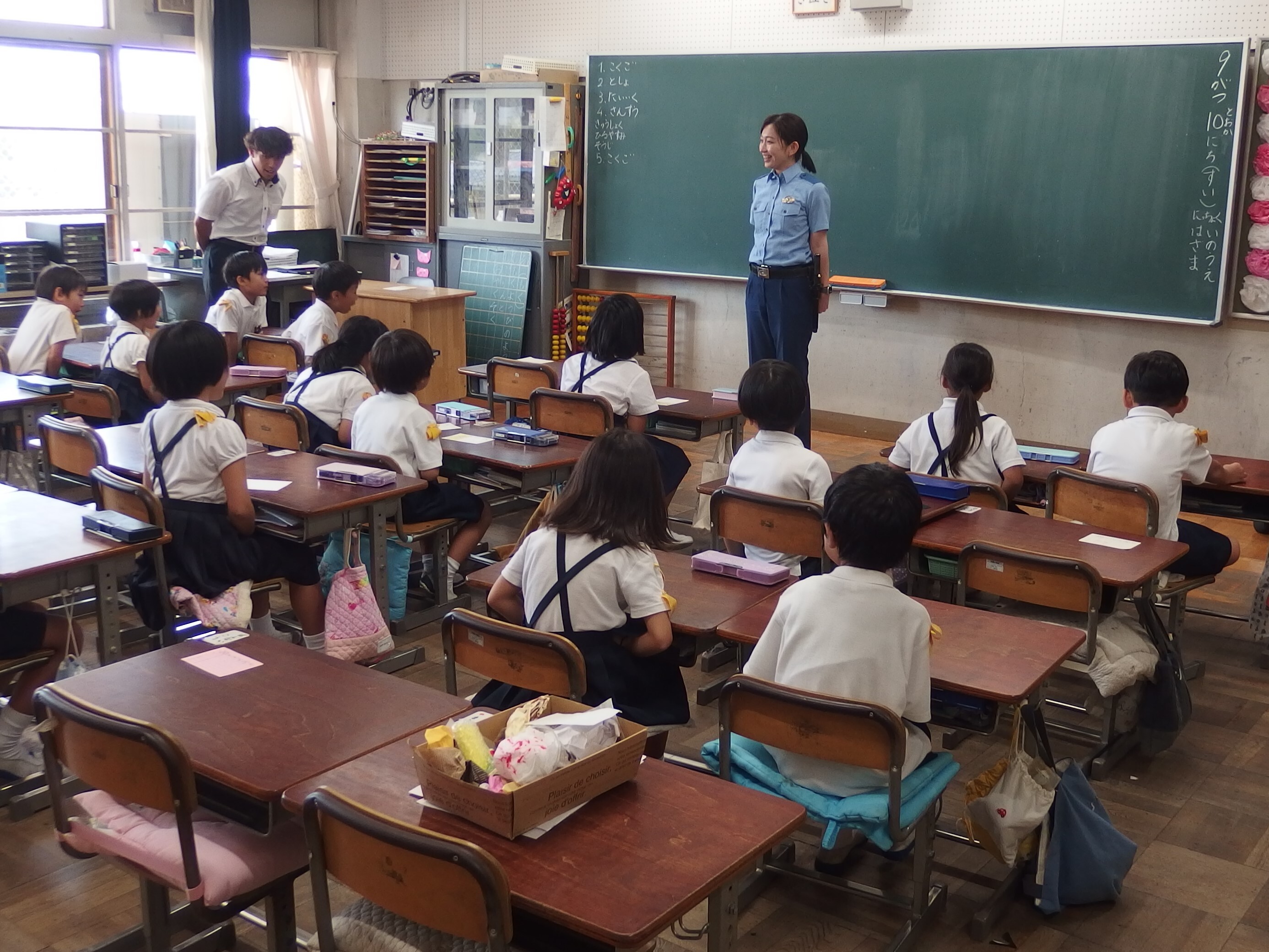 警察官が特殊詐欺について説明する様子1