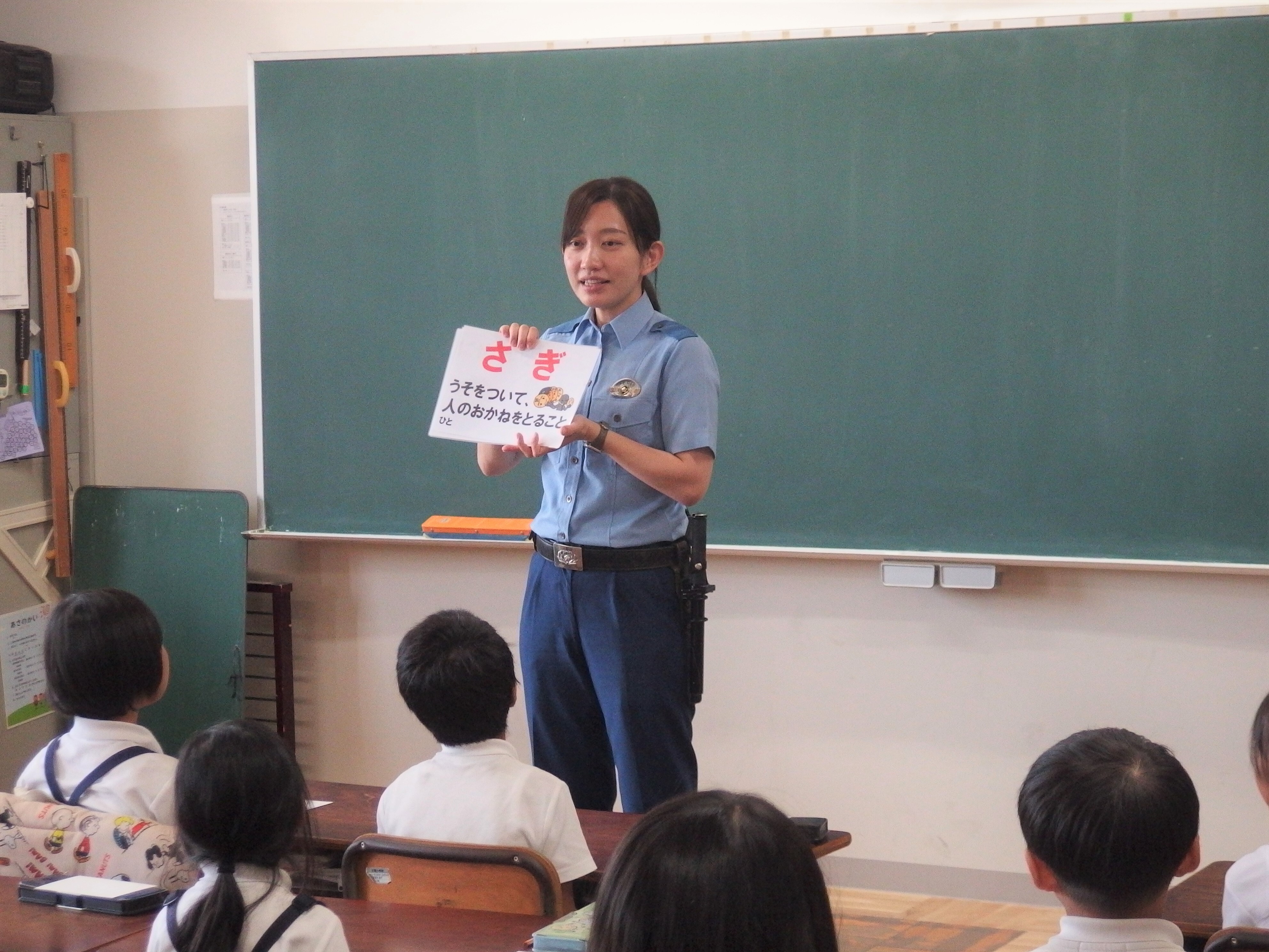 警察官が特殊詐欺について説明する様子2