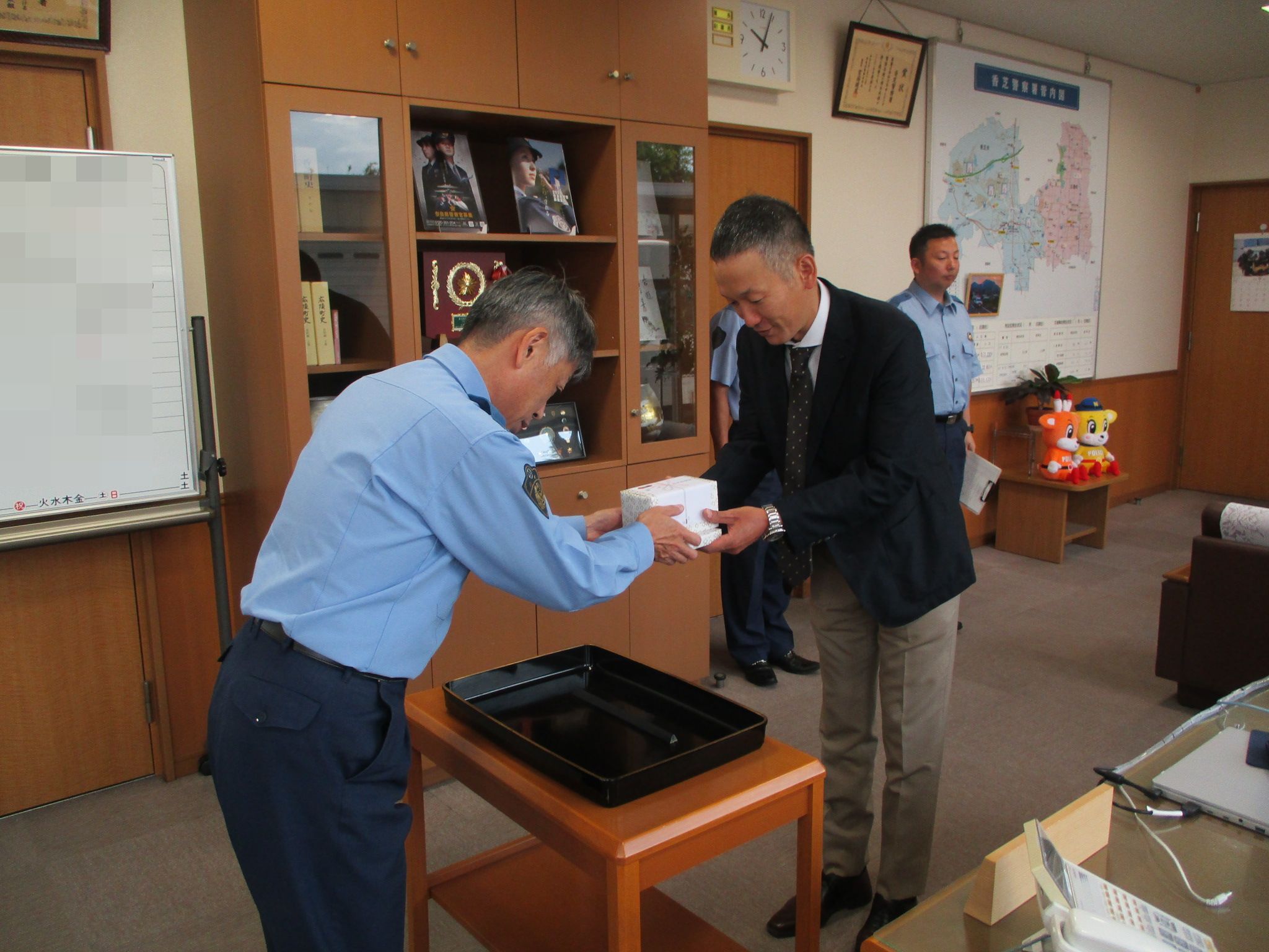香芝警察署長から記念品を贈呈している様子