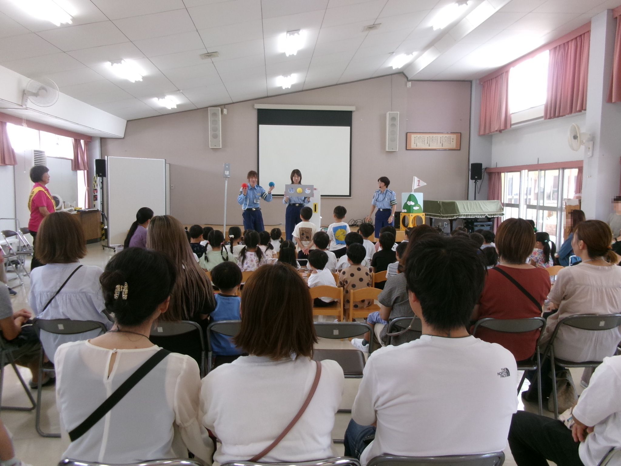 園児達が交通安全教室のお話を聞いている様子