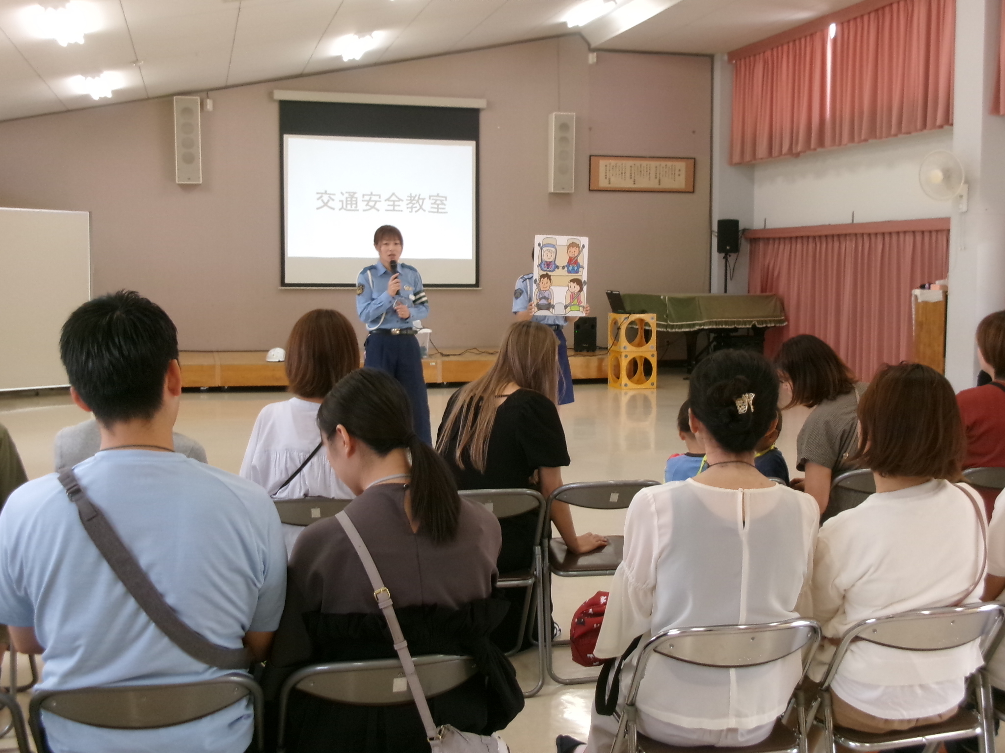 園児達の親が交通安全教室のお話を聞いている様子