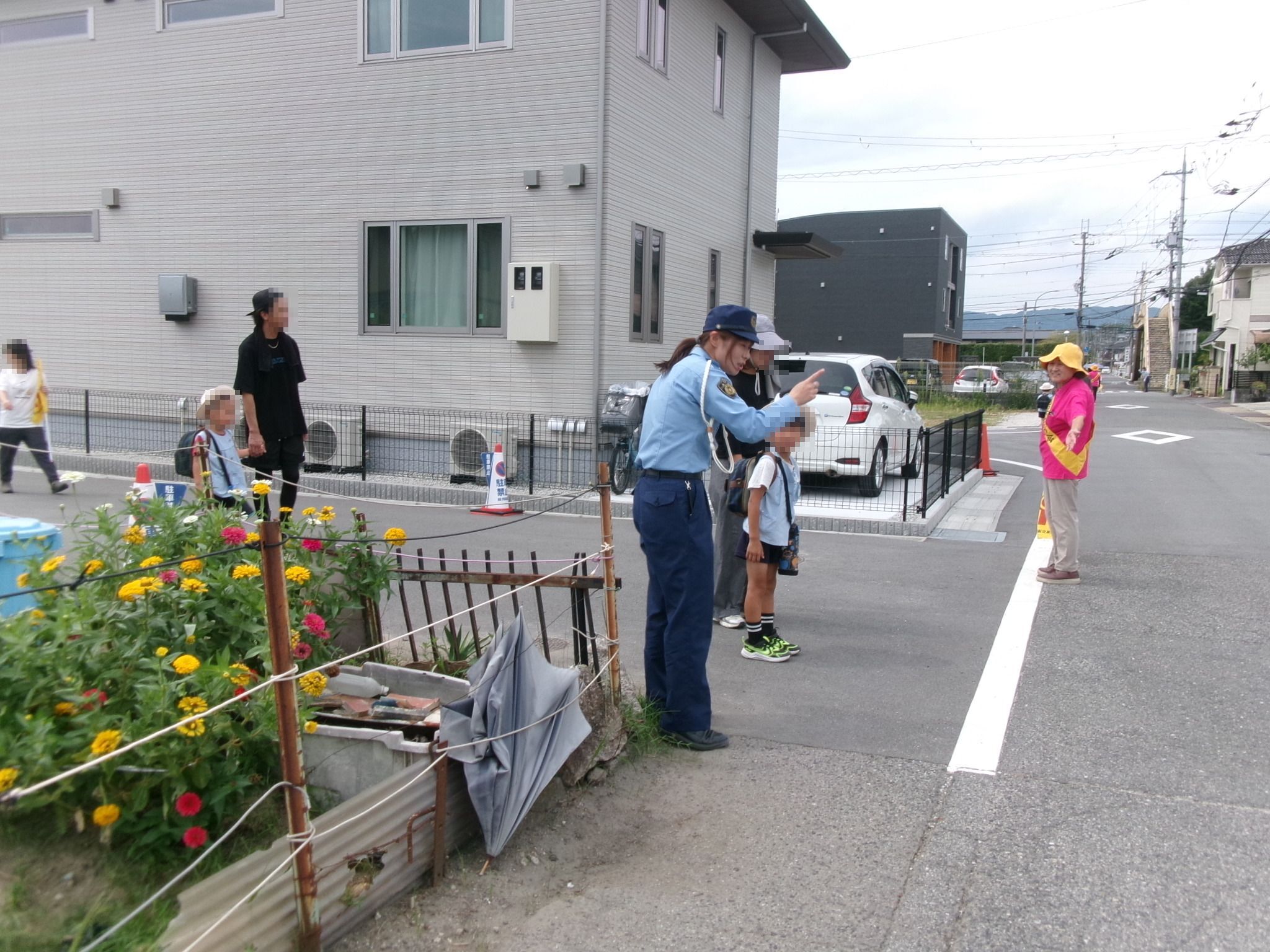 公道で警察官が子ども達に交通安全指導をしている様子