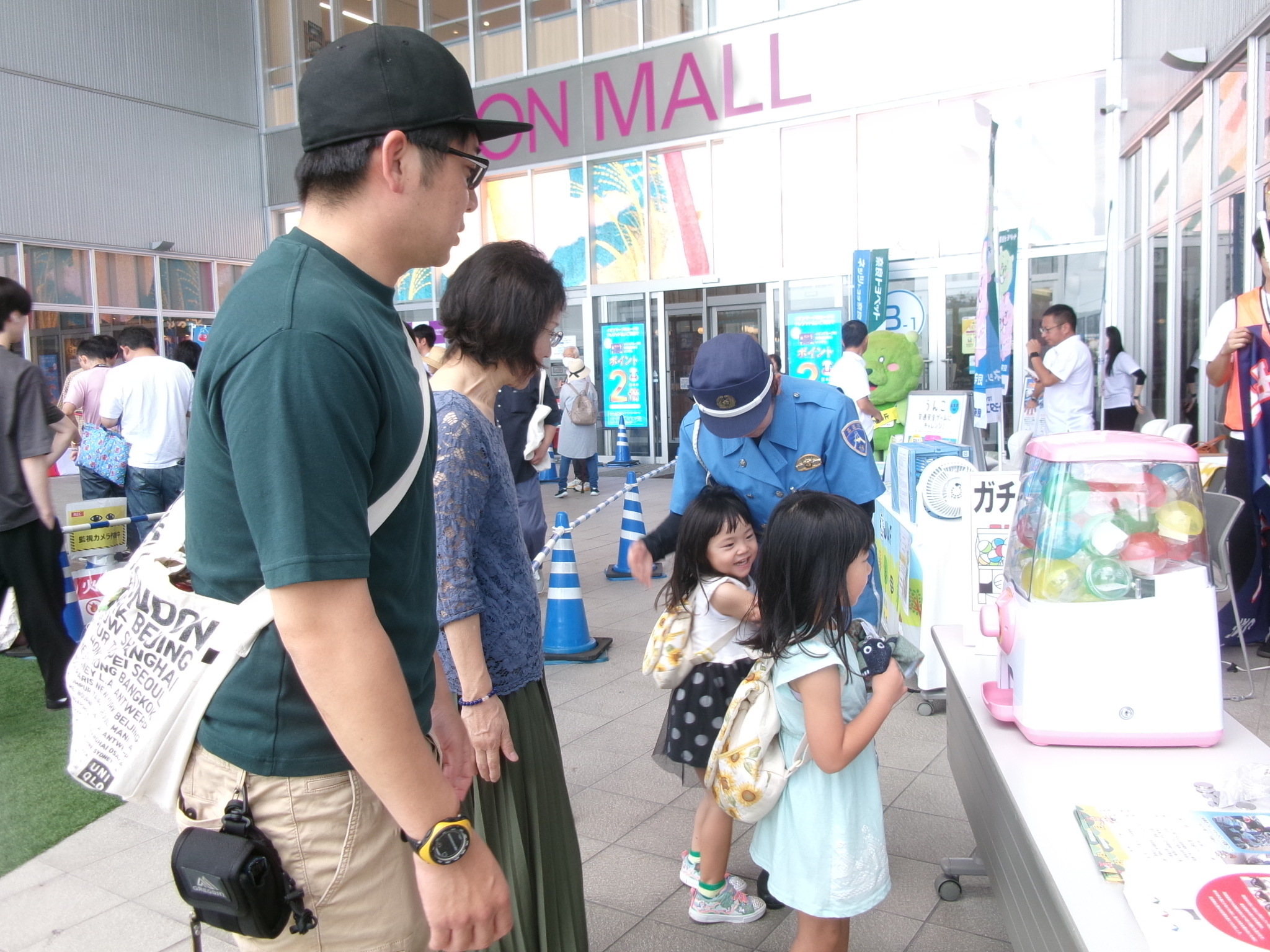 子ども達がガチャガチャをしている様子
