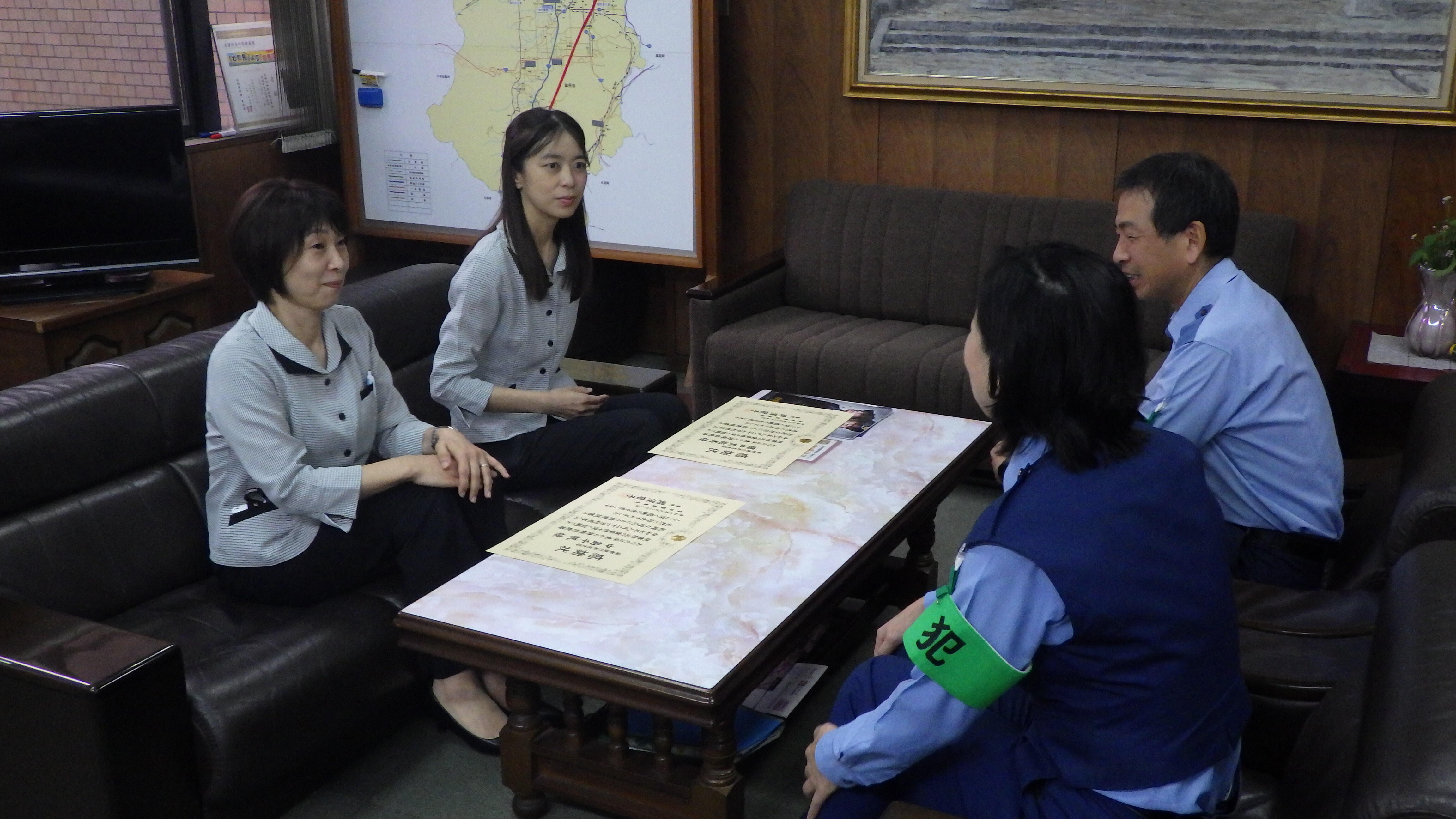 特殊詐欺を阻止した時の状況の会話をする様子