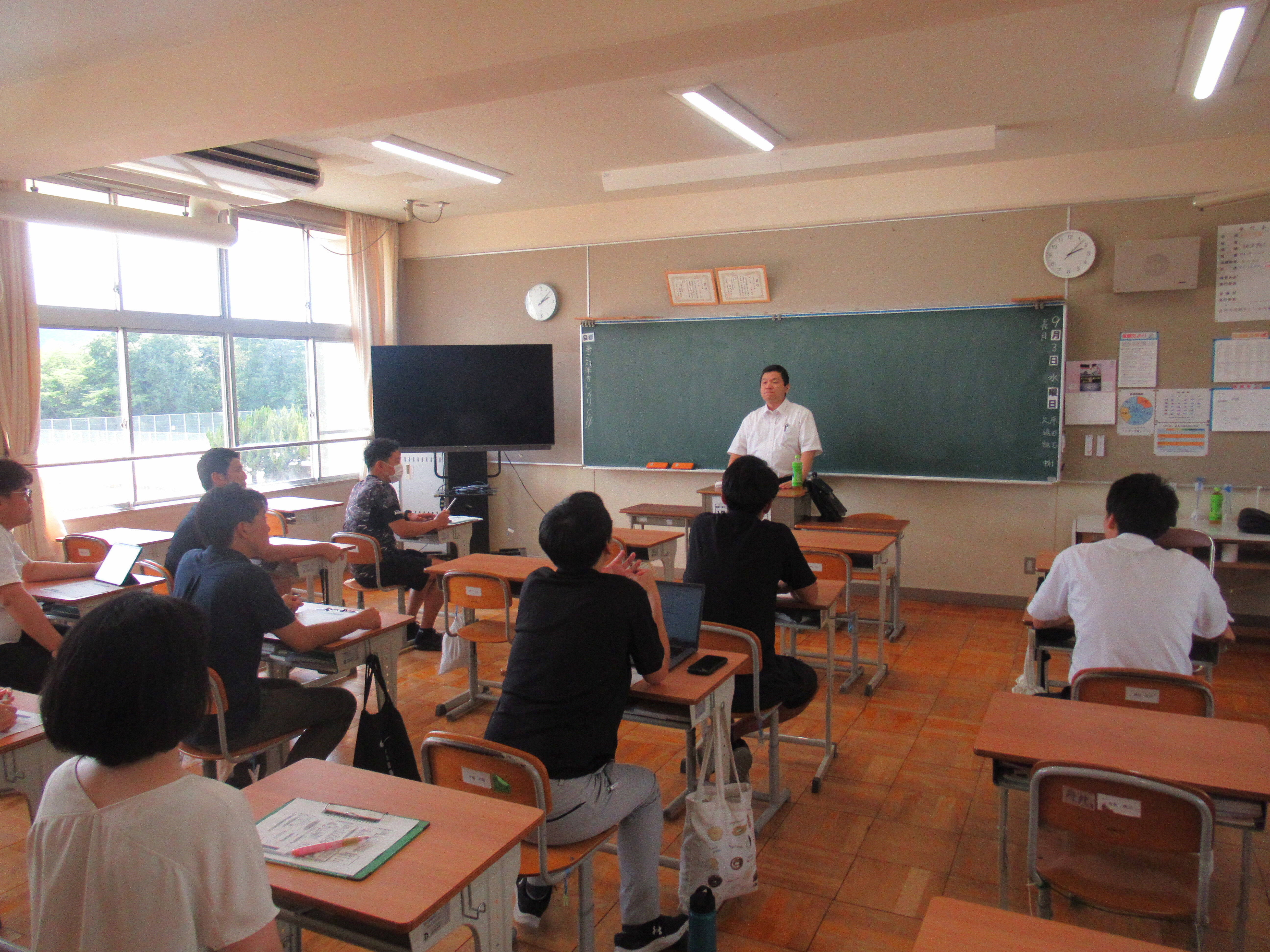 上牧第二中学校での不審者侵入対応訓練1