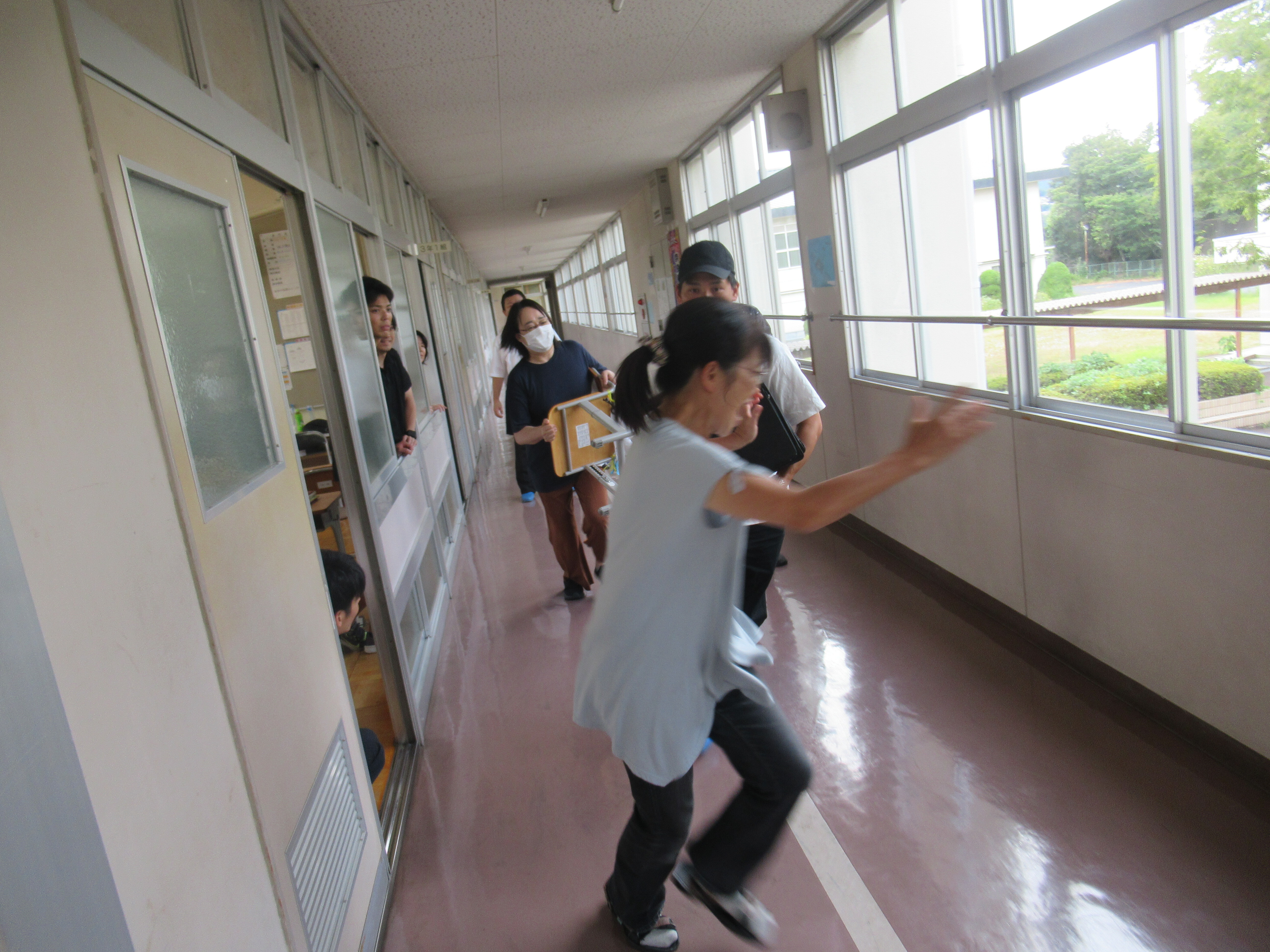 上牧第二中学校での不審者侵入対応訓練4